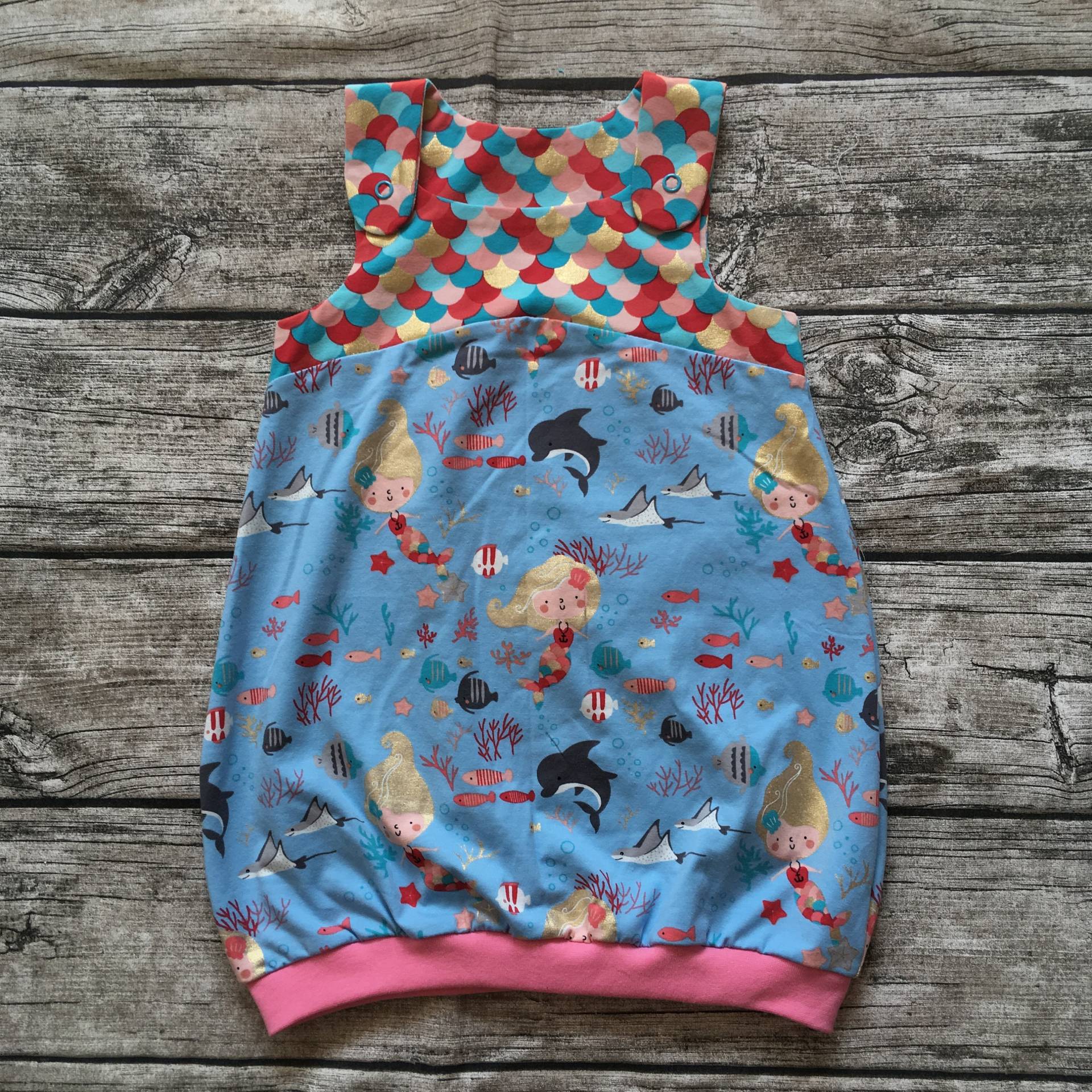 Sommerliches Latzkleid/Ballonkleid Gr. 86-104 "Meerjungfrau Blau/Gold" Sommerliches Latzkleid/Ballonkleid Gr. 86-104 "Meerjungfrau Blau/Gold" von LilleHimmelAtelier