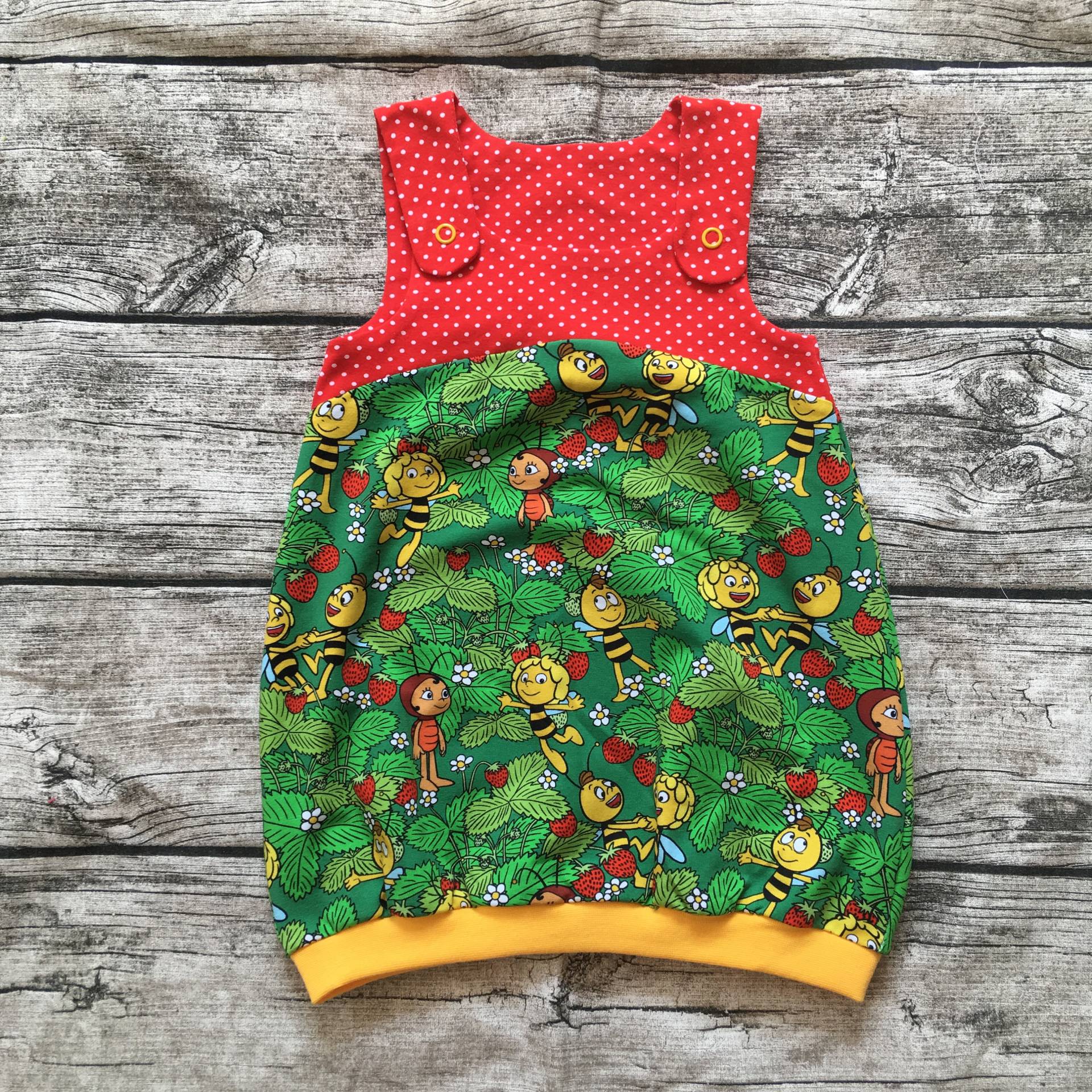 Sommerliches Latzkleid/Ballonkleid Gr. 86-116 "Biene Maja Im Erdbeerfeld Grün" von LilleHimmelAtelier