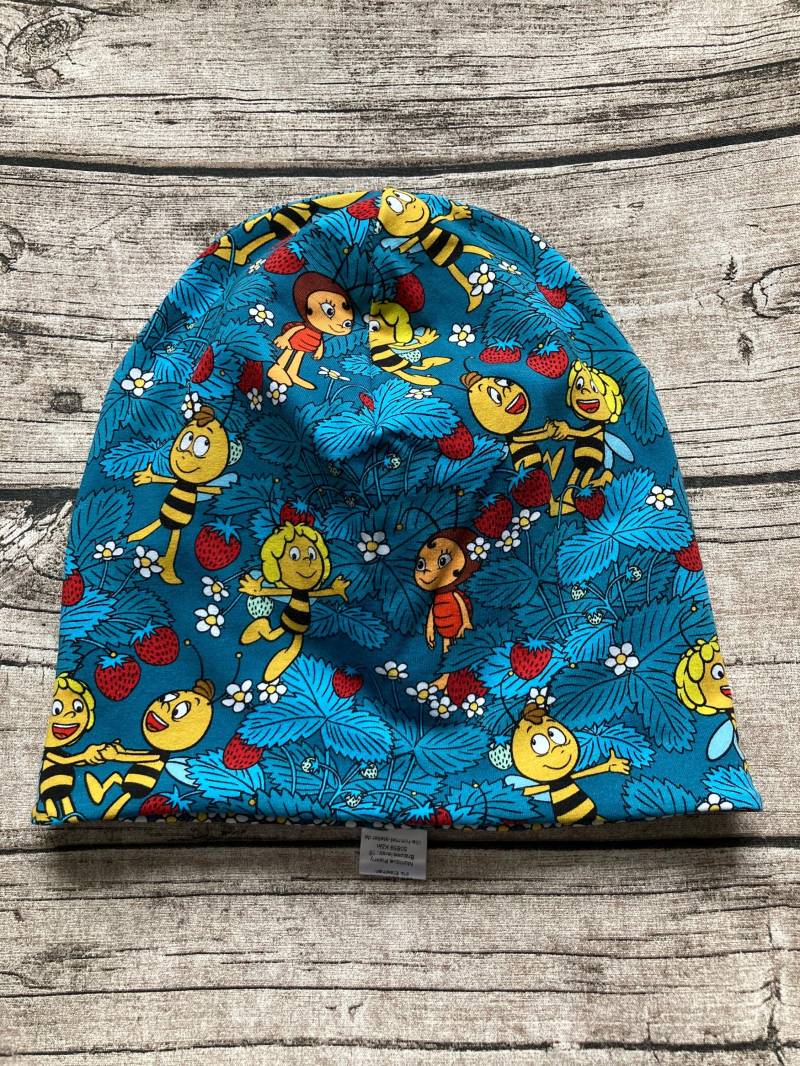 Wende-Beaniemütze „Biene Maja Und Willi Im Erdbeerfeld Petrol" Ab Ku 44cm von LilleHimmelAtelier
