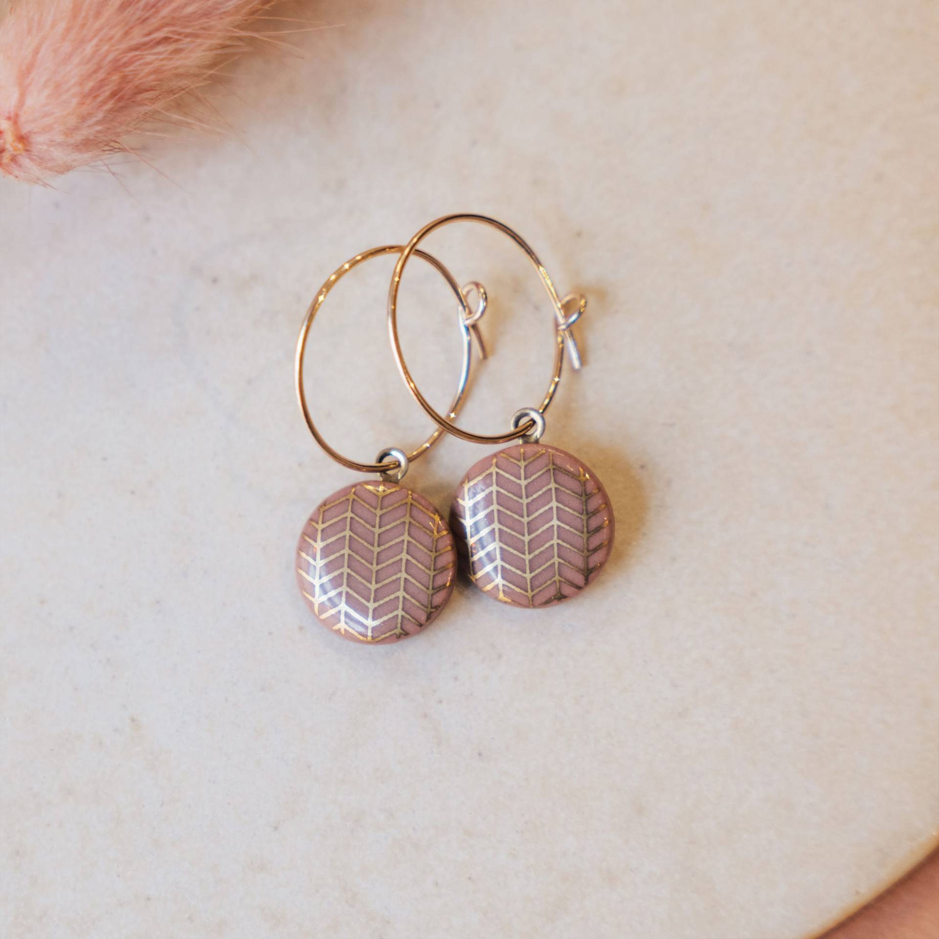 Creolen Mit Porzellan-Anhänger "Fischgrät' Gold Porzellanschmuck Lille Mus Schmuck Creolen Mit Porzellan-Anhänger "Fischgrät' Gold Porzellanschmuck Lille Mus Schmuck von LilleMusShop