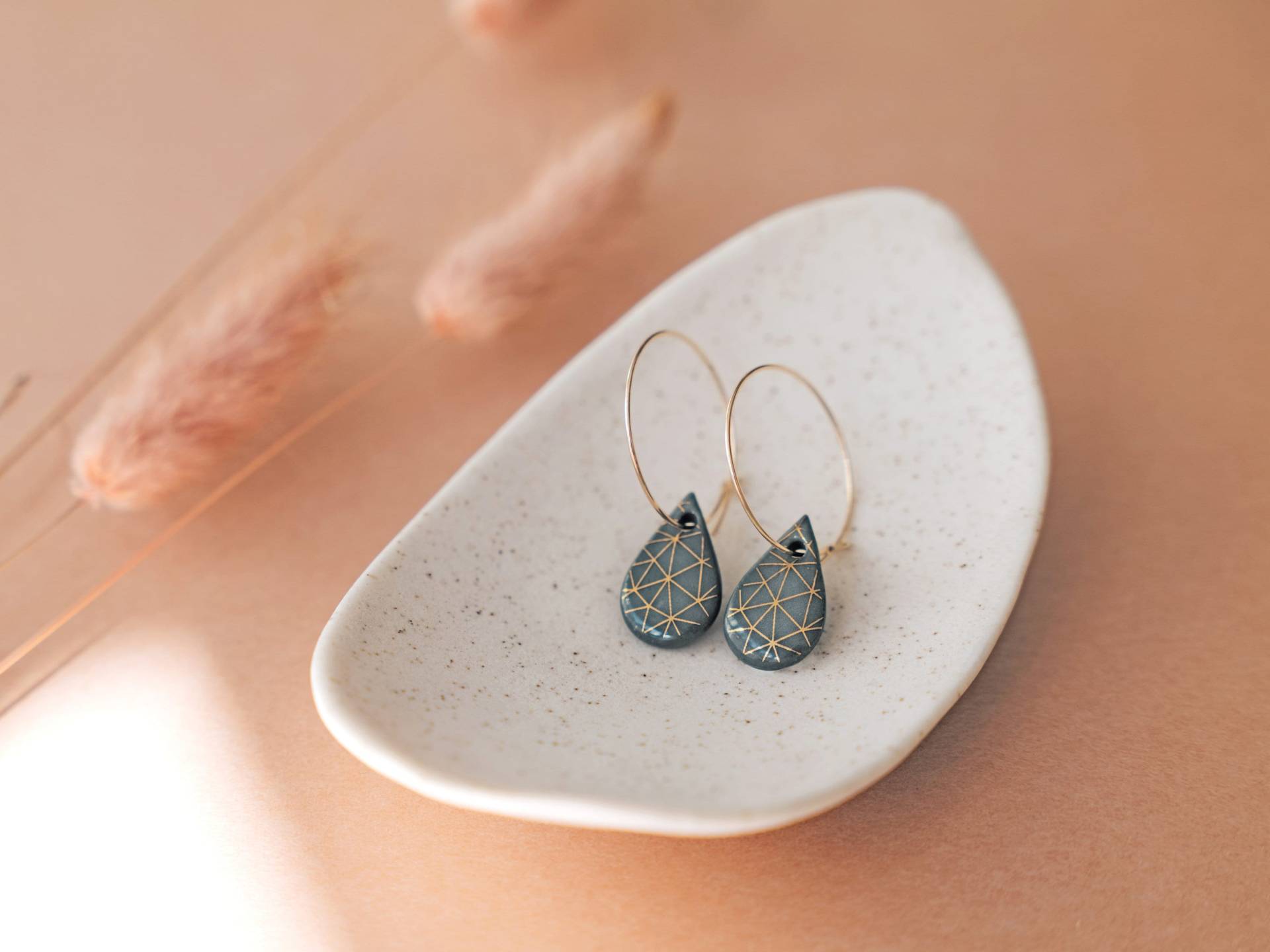 Creolen Mit Porzellan-Anhänger "Geo' Gold Porzellanschmuck Lille Mus Schmuck Creolen Mit Porzellan-Anhänger "Geo' Gold Porzellanschmuck Lille Mus Schmuck von LilleMusShop