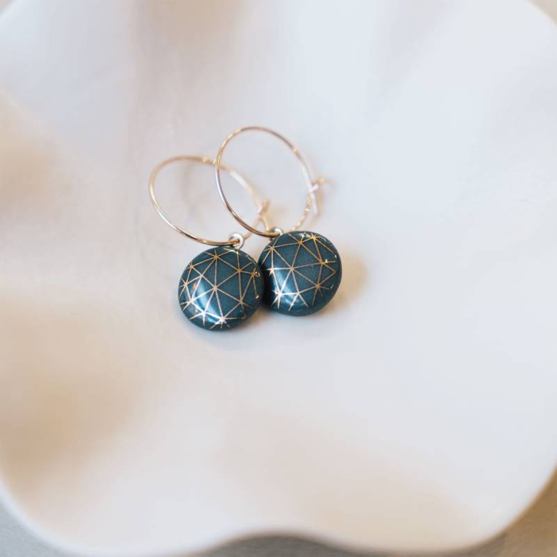 Creolen Mit Porzellan-Anhänger "Geo" Gold Porzellanschmuck Lille Mus Schmuck Creolen Mit Porzellan-Anhänger "Geo" Gold Porzellanschmuck Lille Mus Schmuck von LilleMusShop