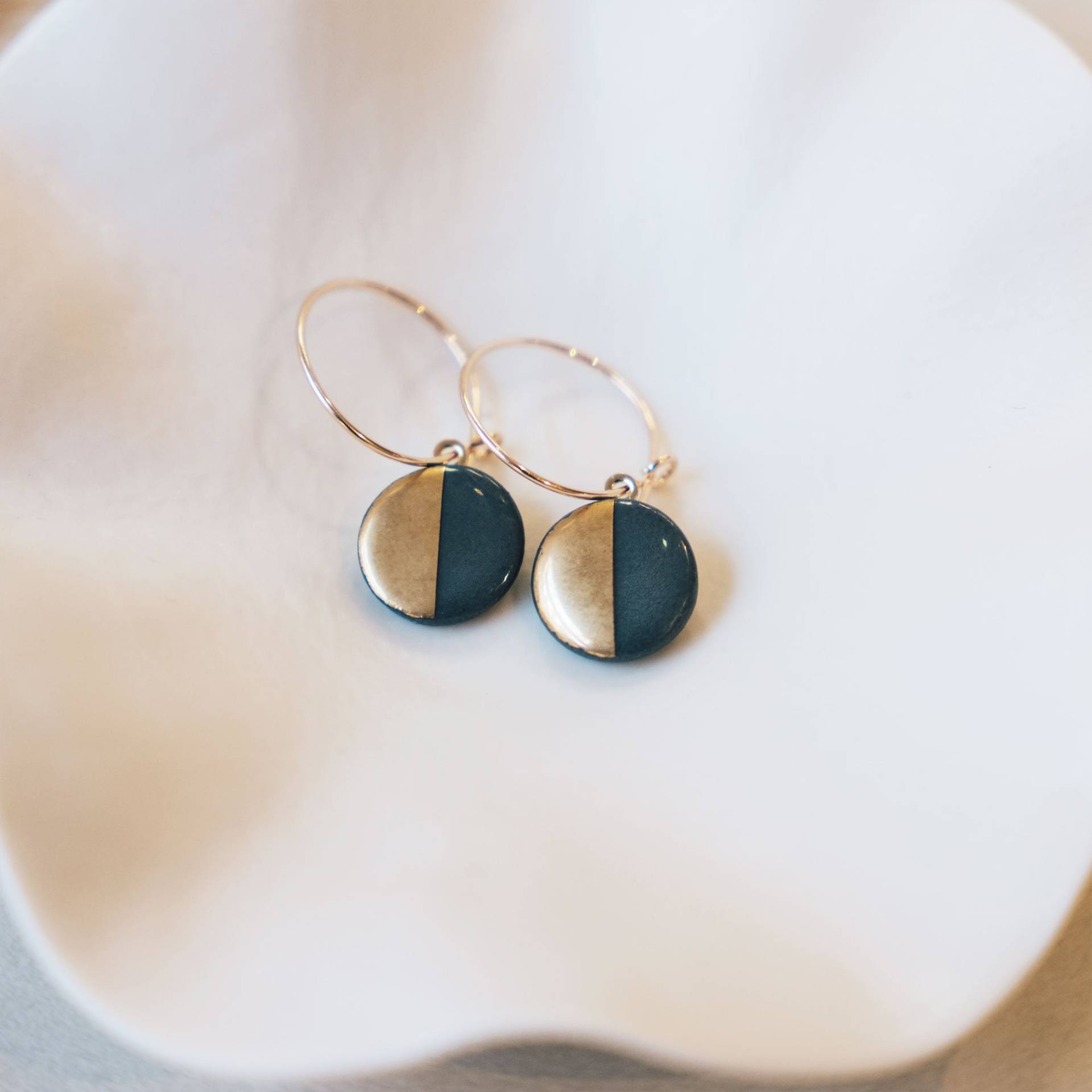Creolen Mit Porzellan-Anhänger "Halbkreis' Gold Porzellanschmuck Lille Mus Schmuck Creolen Mit Porzellan-Anhänger "Halbkreis' Gold Porzellanschmuck Lille Mus Schmuck von LilleMusShop