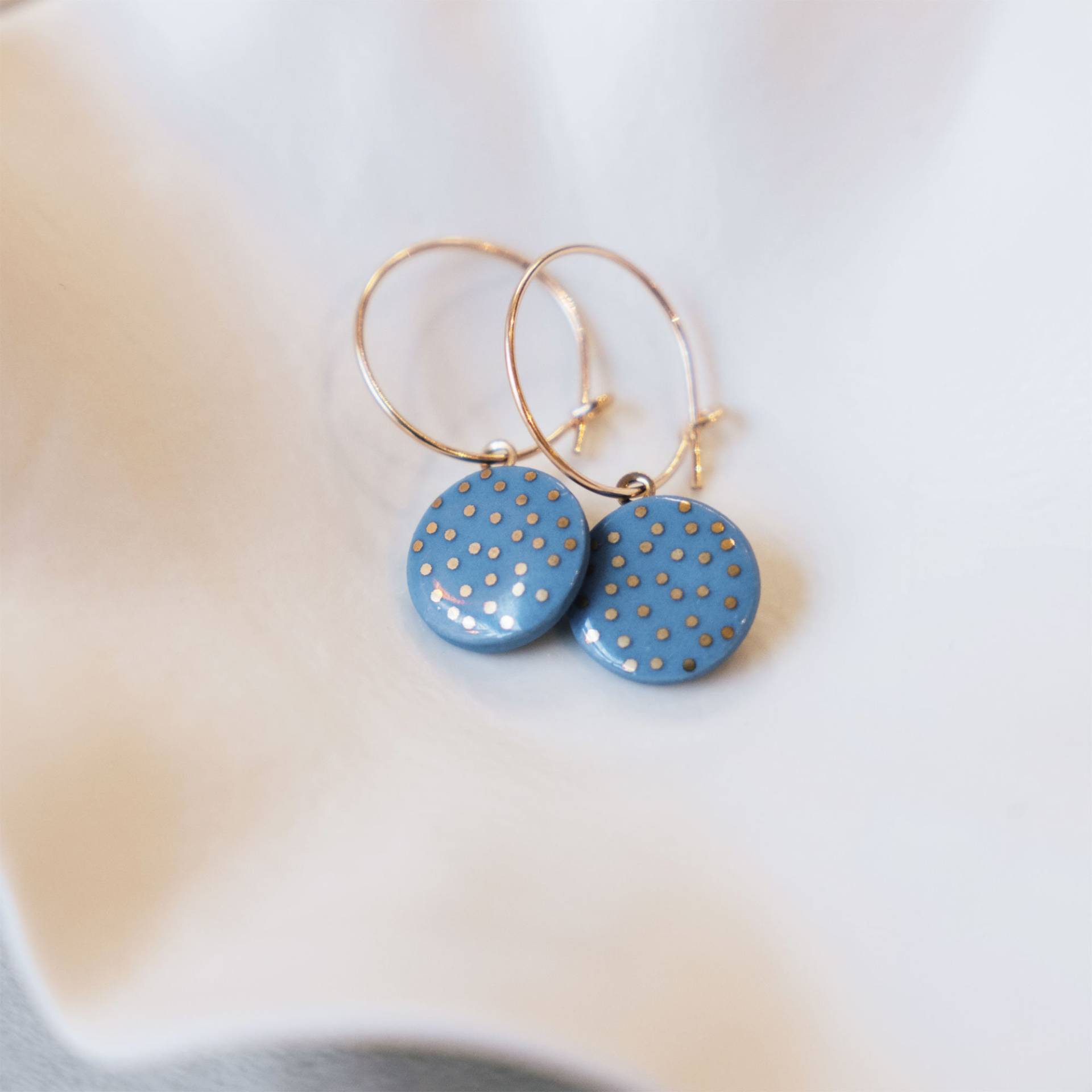 Creolen Mit Porzellan-Anhänger "Konfetti' Gold Porzellanschmuck Lille Mus Schmuck Creolen Mit Porzellan-Anhänger "Konfetti' Gold Porzellanschmuck Lille Mus Schmuck von LilleMusShop