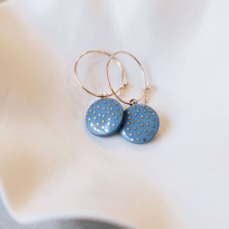 Creolen Mit Porzellan-Anhänger "Konfetti' Gold Porzellanschmuck Lille Mus Schmuck Creolen Mit Porzellan-Anhänger "Konfetti' Gold Porzellanschmuck Lille Mus Schmuck von LilleMusShop