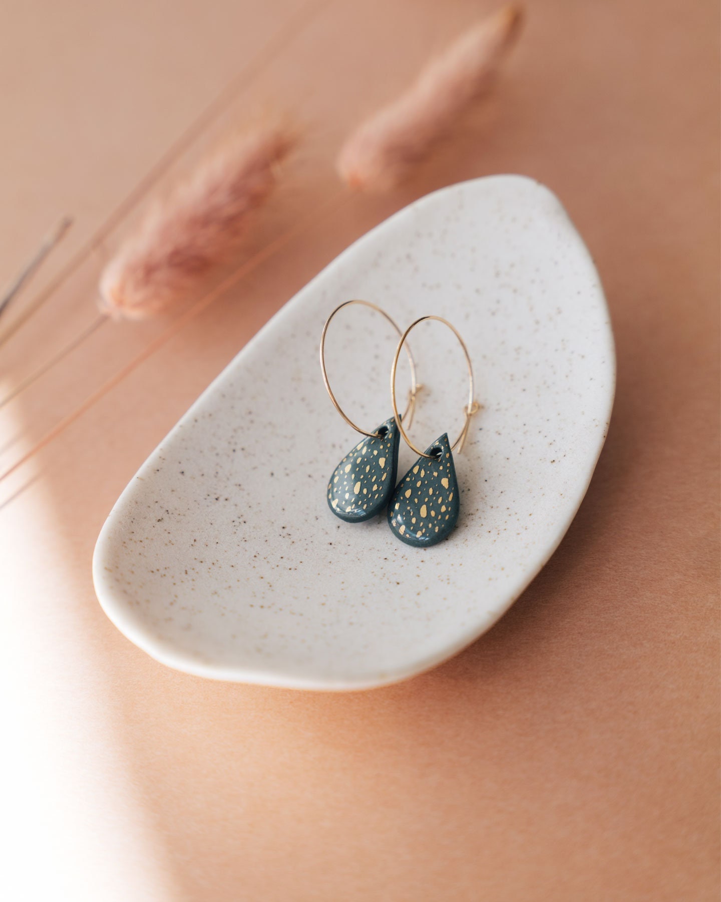 Creolen Mit Porzellan-Anhänger Terrazzo Gold Porzellanschmuck Lille Mus Schmuck von LilleMusShop