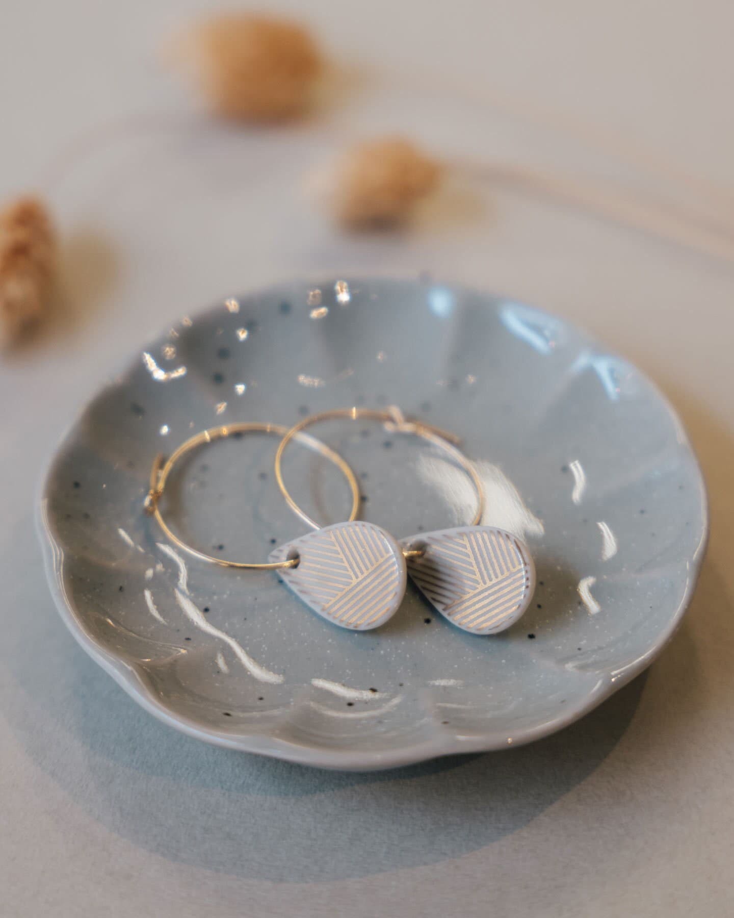 Creolen Mit Porzellan-Anhänger Triple Gold Porzellanschmuck Lille Mus Schmuck Creolen Mit Porzellan-Anhänger Triple Gold Porzellanschmuck Lille Mus Schmuck von LilleMusShop