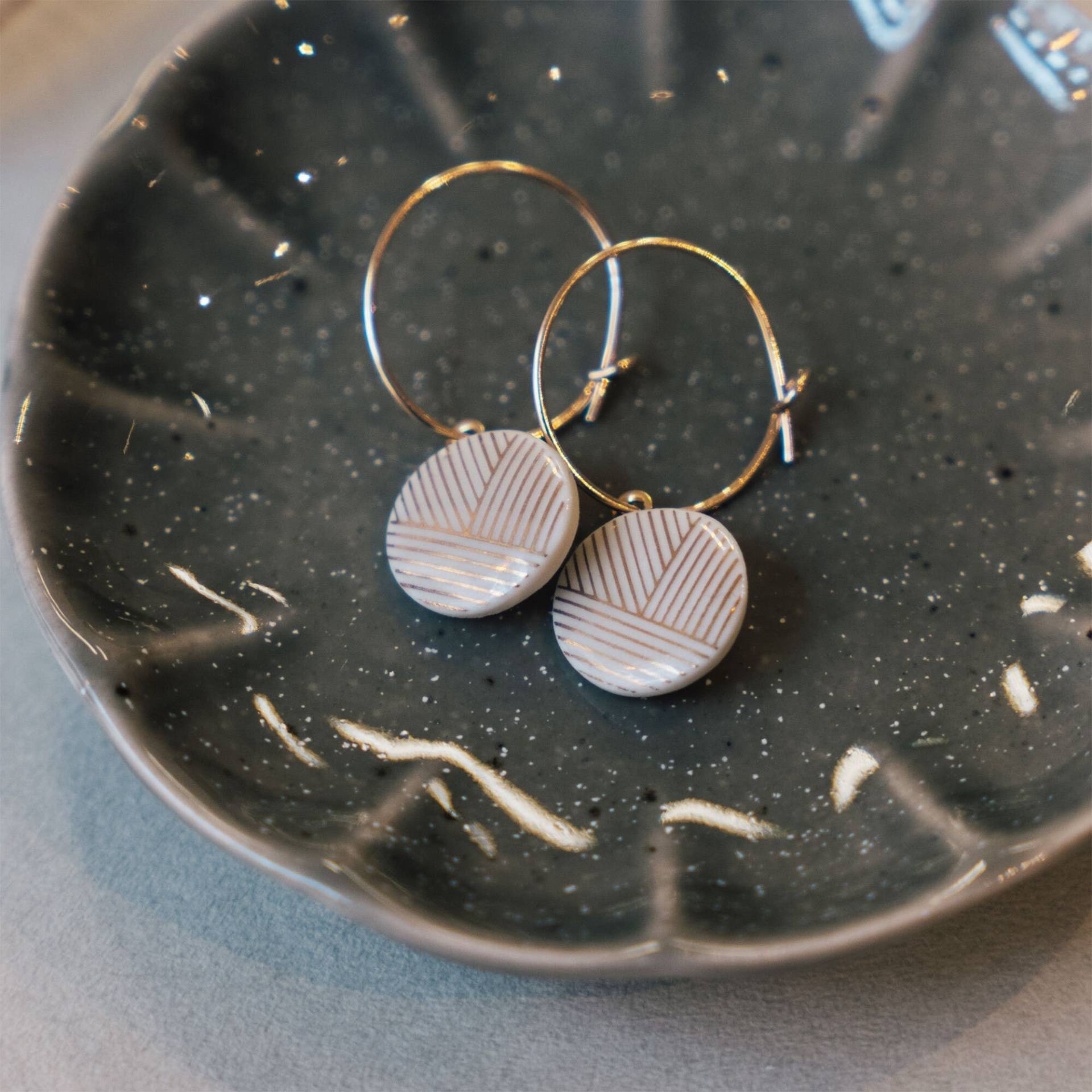 Creolen Mit Porzellan-Anhänger "Triple" Gold Porzellanschmuck Lille Mus Schmuck Creolen Mit Porzellan-Anhänger "Triple" Gold Porzellanschmuck Lille Mus Schmuck von LilleMusShop