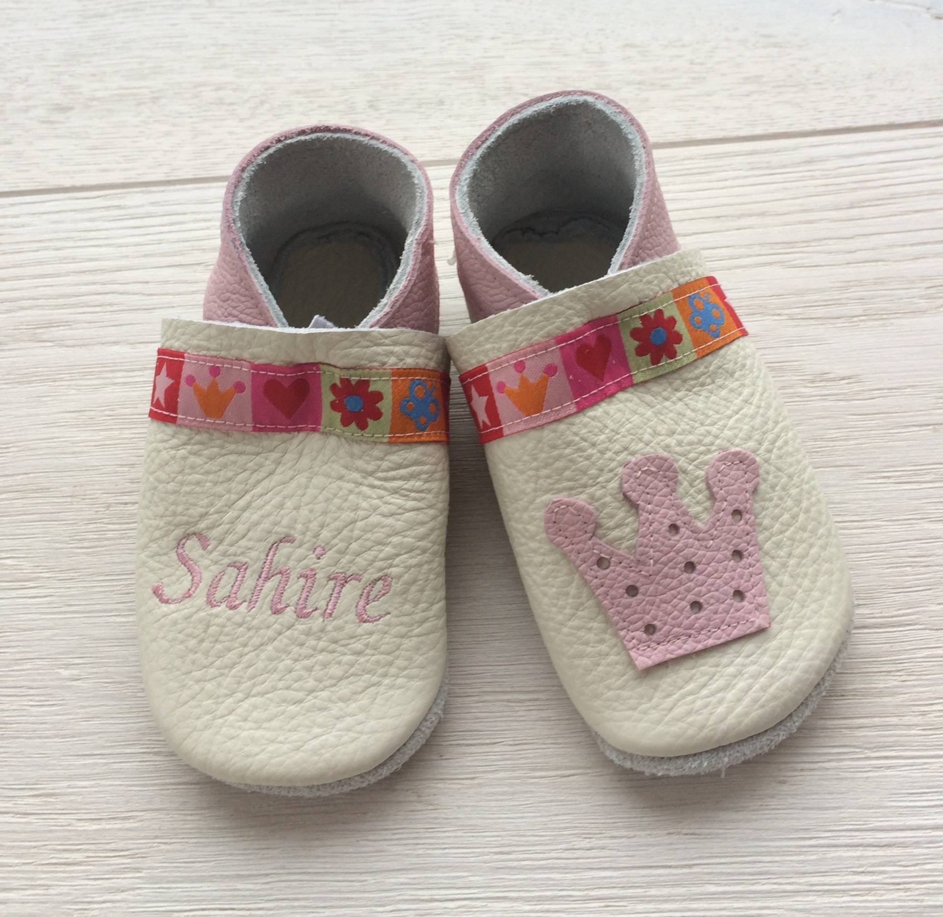 Krabbelschuhe/Lederschuhe Mit Krone Und Namen Krabbelschuhe/Lederschuhe Mit Krone Und Namen von LillemoreDesign