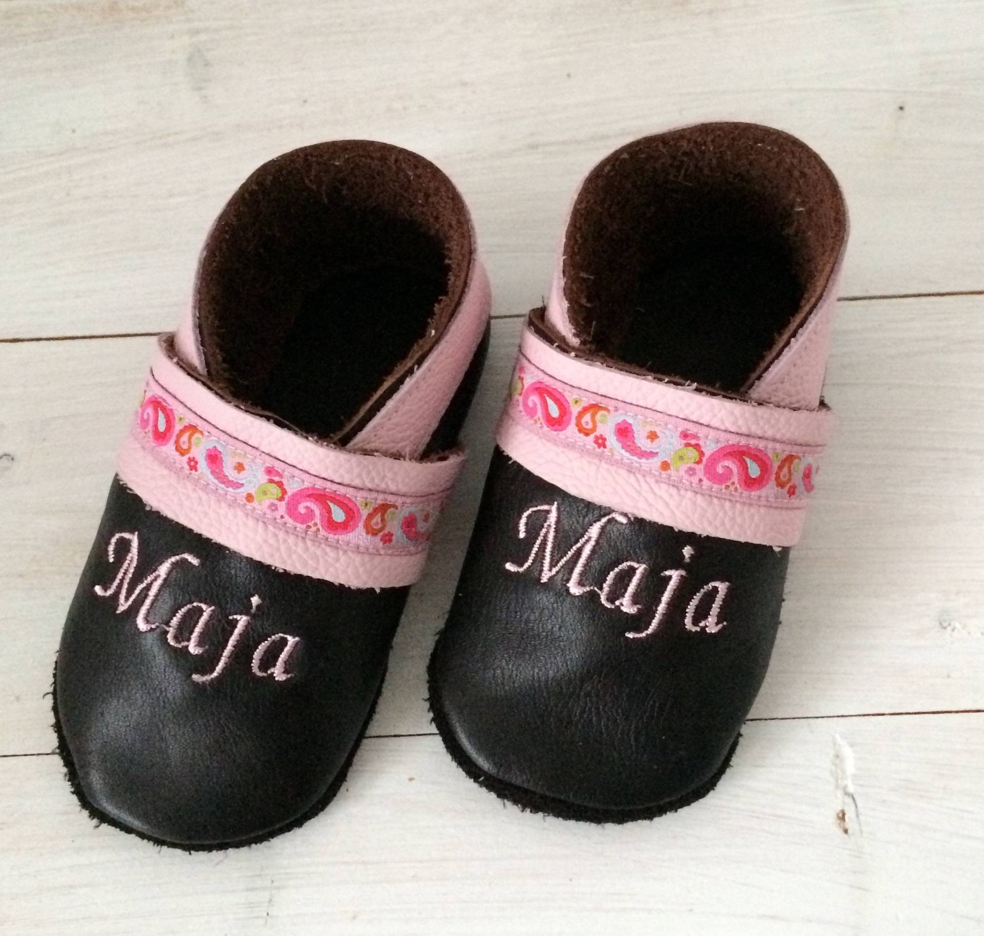 Krabbelschuhe/Lederschuhe Mit Namen Und Webband Krabbelschuhe/Lederschuhe Mit Namen Und Webband von LillemoreDesign