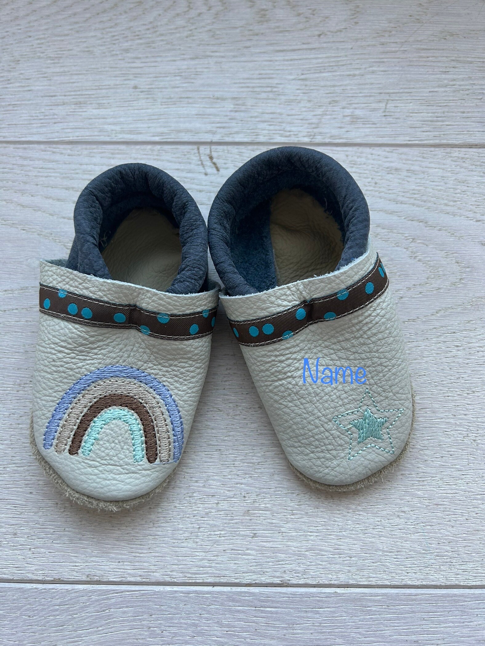 Krabbelschuhe/Lederschuhe Mit Regenbogen Und Namen Krabbelschuhe/Lederschuhe Mit Regenbogen Und Namen von LillemoreDesign
