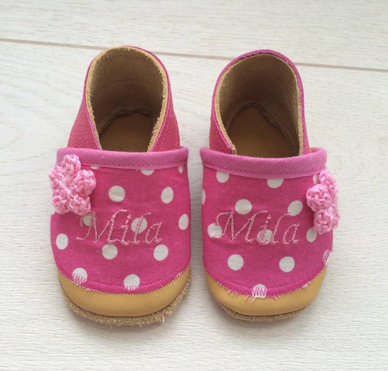 Krabbelschuhe /Lederschuhe Mit Wunschnamen + Blumen von LillemoreDesign