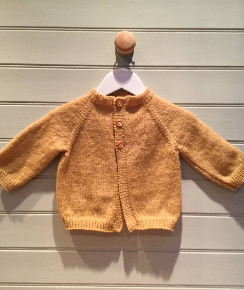 Handgestrickte Baby Strickjacke Unisex Karamell Wollmischung von LilliFleur