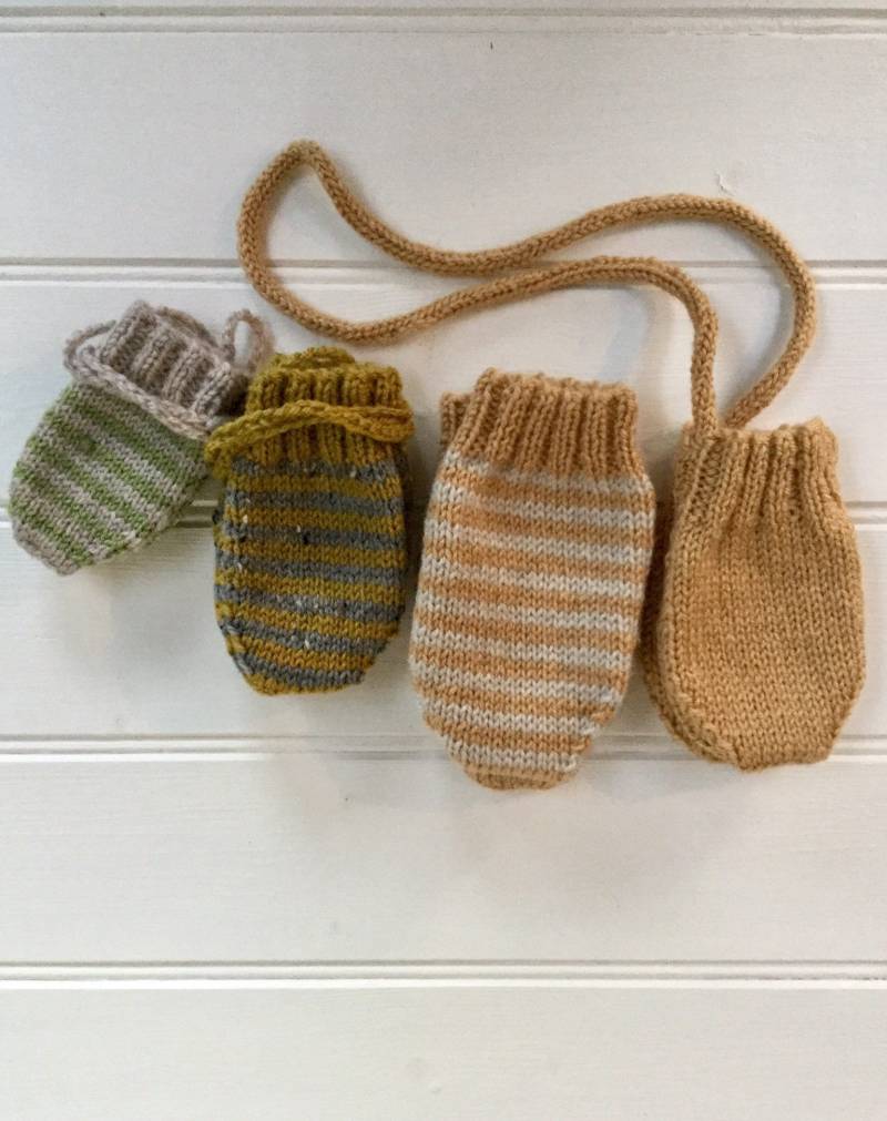 Handgestrickte Gestreifte Babyfäustlinge Wollmischung, Unisex Neugeborenen Geschenk von LilliFleur