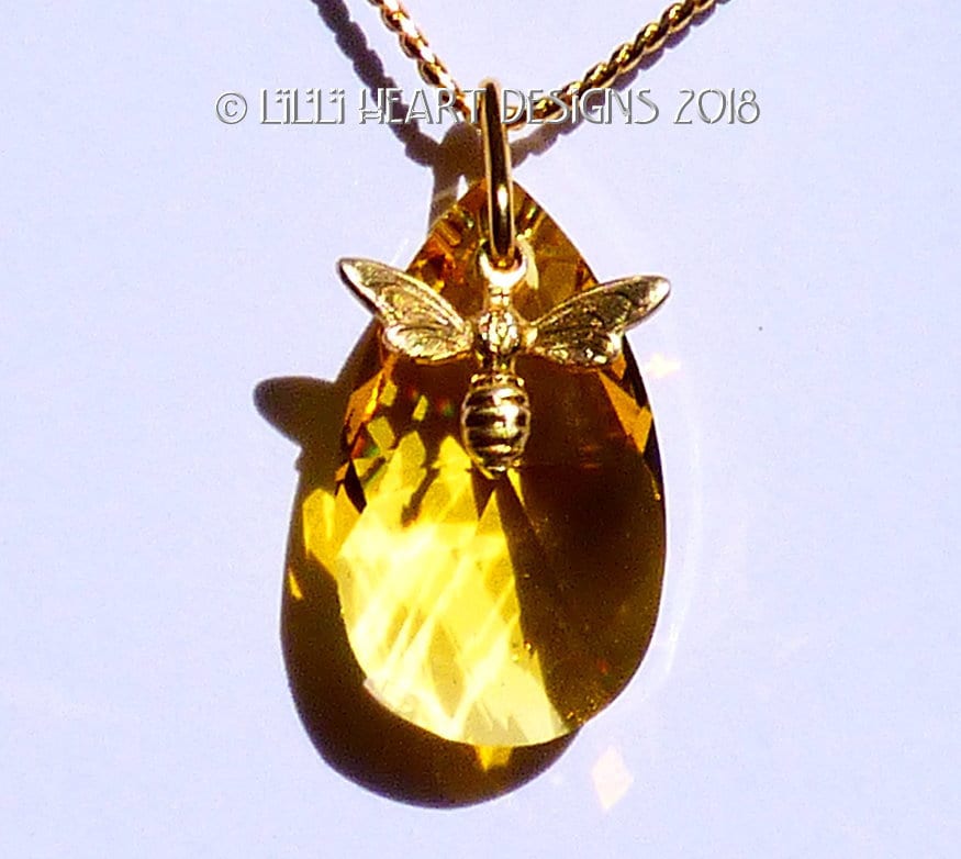 Bee & Honey Tropfen Halskette Swarovski Kristall Topaz An 24K Vergoldete 45 cm Kette Suncatcher Auto Anhänger By Lilli Heart Designs Bee & Honey Tropfen Halskette Swarovski Kristall Topaz An 24K Vergoldete 45 cm Kette Suncatcher Auto Anhänger By Lilli Heart Designs von LilliHeartDesigns