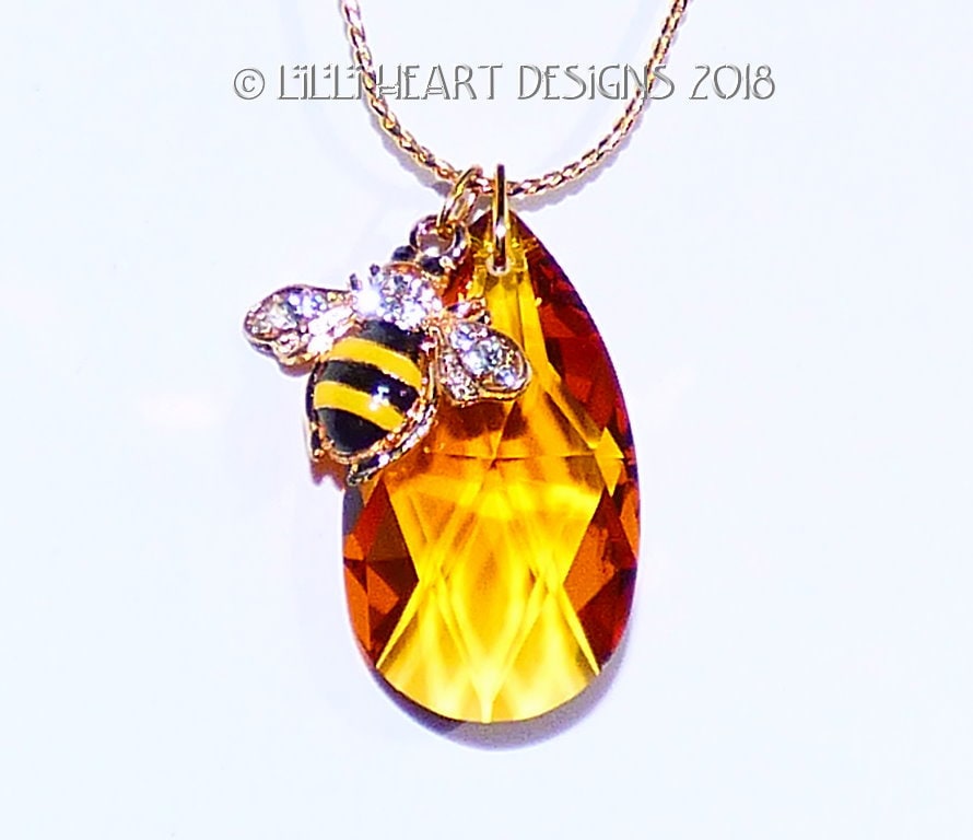 Swarovski Crystal Bee & Honey Drop Halskette Topaz 38mm Tropfen Auf 24K Vergoldet 24 "Kette Suncatcher Auto Charm Von Lilli Heart Designs Swarovski Crystal Bee & Honey Drop Halskette Topaz 38mm Tropfen Auf 24K Vergoldet 24 "Kette Suncatcher Auto Charm Von Lilli Heart Designs von LilliHeartDesigns