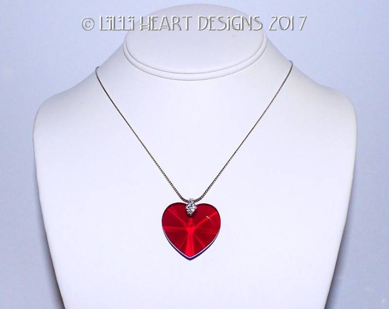 True Ruby Red Valentines Kristall Herz Anhänger Mit Aurora Borealis Beschichtung An Versilberter Kette Kann Auto Charm Lilli Designs Sein True Ruby Red Valentines Kristall Herz Anhänger Mit Aurora Borealis Beschichtung An Versilberter Kette Kann Auto Charm Lilli Designs Sein von LilliHeartDesigns