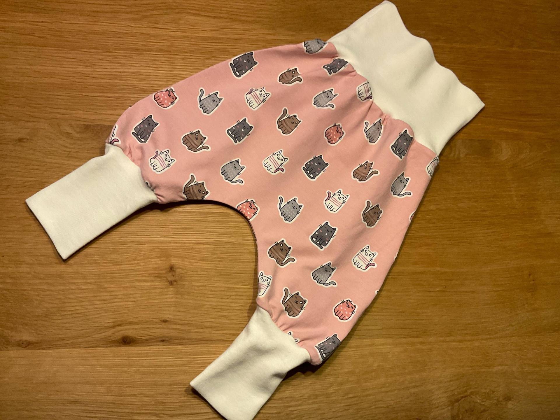 Pumphose Für Babys "Katze" Rosa von LilliKids