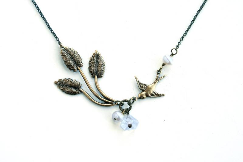 Antik Messing Blatt Vogel Halskette Hochzeit Schmuck Braut Brautjungfer Geschenk Weiße Perle Goldkette Lillian von LillianFineJewelry