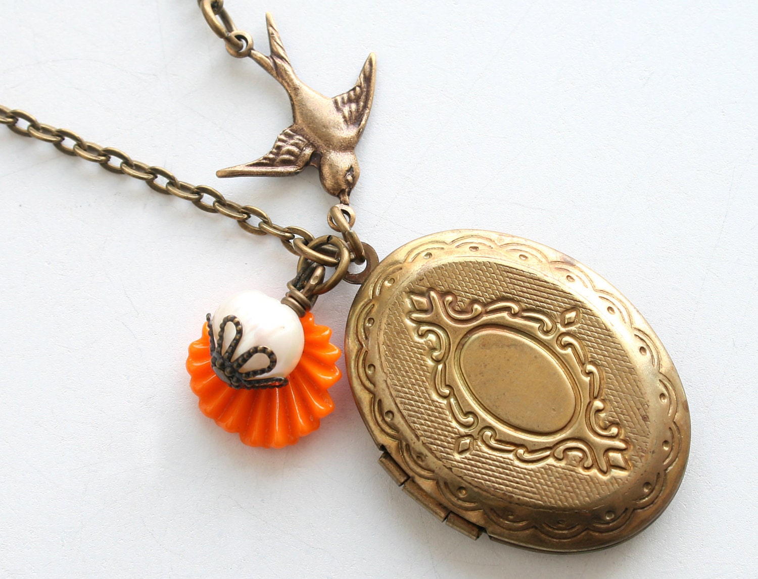 Vintage Messing Oval Medaillon Vogel Anhänger Charme Halskette Andenken Geschenk von LillianFineJewelry