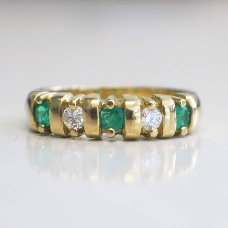 Vintage 18K Gelbgold Smaragd Und Diamant Bandring | Fünf Stein Jubiläumsring Stapelbarer Ehering Größe 7 Vs1-Vs2 E.-F von LillianJamesJewelry