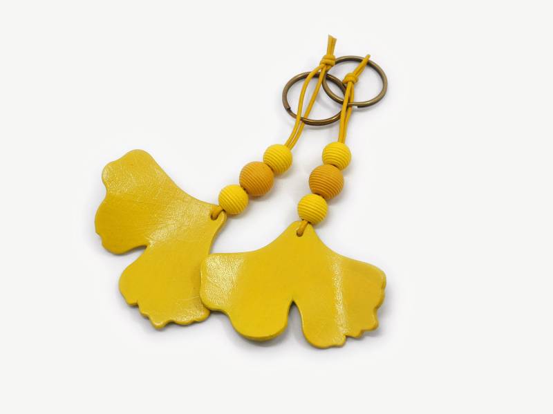 Ginkgo Schlüsselanhänger Aus Leder in Sonnengelb | Gelbes Ginko Biloba Blatt Senfgelbes Laub-Blatt Und Holzperlen Autoschlüssel-Anhänger von LillianRaphaela