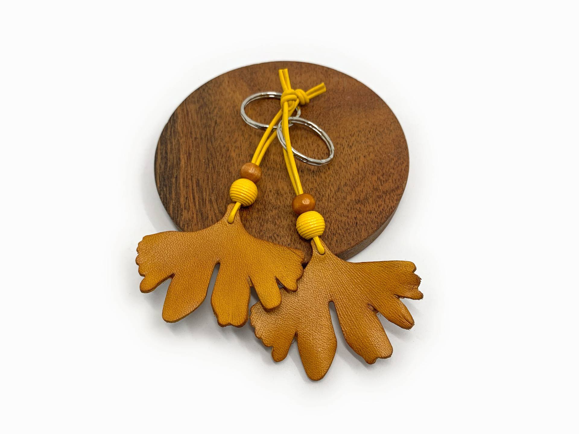 Ginkgoblatt-Schlüsselanhänger Aus Leder Mit Holzperlen in Gelb-Orange | Ginkgo Biloba Blatt Ocker Herbst-Geschenke Zum Muttertag Ginkgoblatt-Schlüsselanhänger Aus Leder Mit Holzperlen in Gelb-Orange | Ginkgo Biloba Blatt Ocker Herbst-Geschenke Zum Muttertag von LillianRaphaela