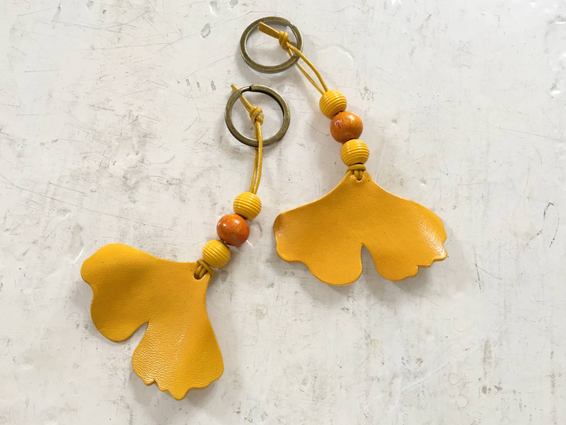 Ginkgoblatt-Schlüsselanhänger Aus Leder Mit Holzperlen in Honiggelb Und Ocker | Ginkgo Biloba Blatt Senfgelb Geburtstagsgeschenke Frau Ginkgoblatt-Schlüsselanhänger Aus Leder Mit Holzperlen in Honiggelb Und Ocker | Ginkgo Biloba Blatt Senfgelb Geburtstagsgeschenke Frau von LillianRaphaela
