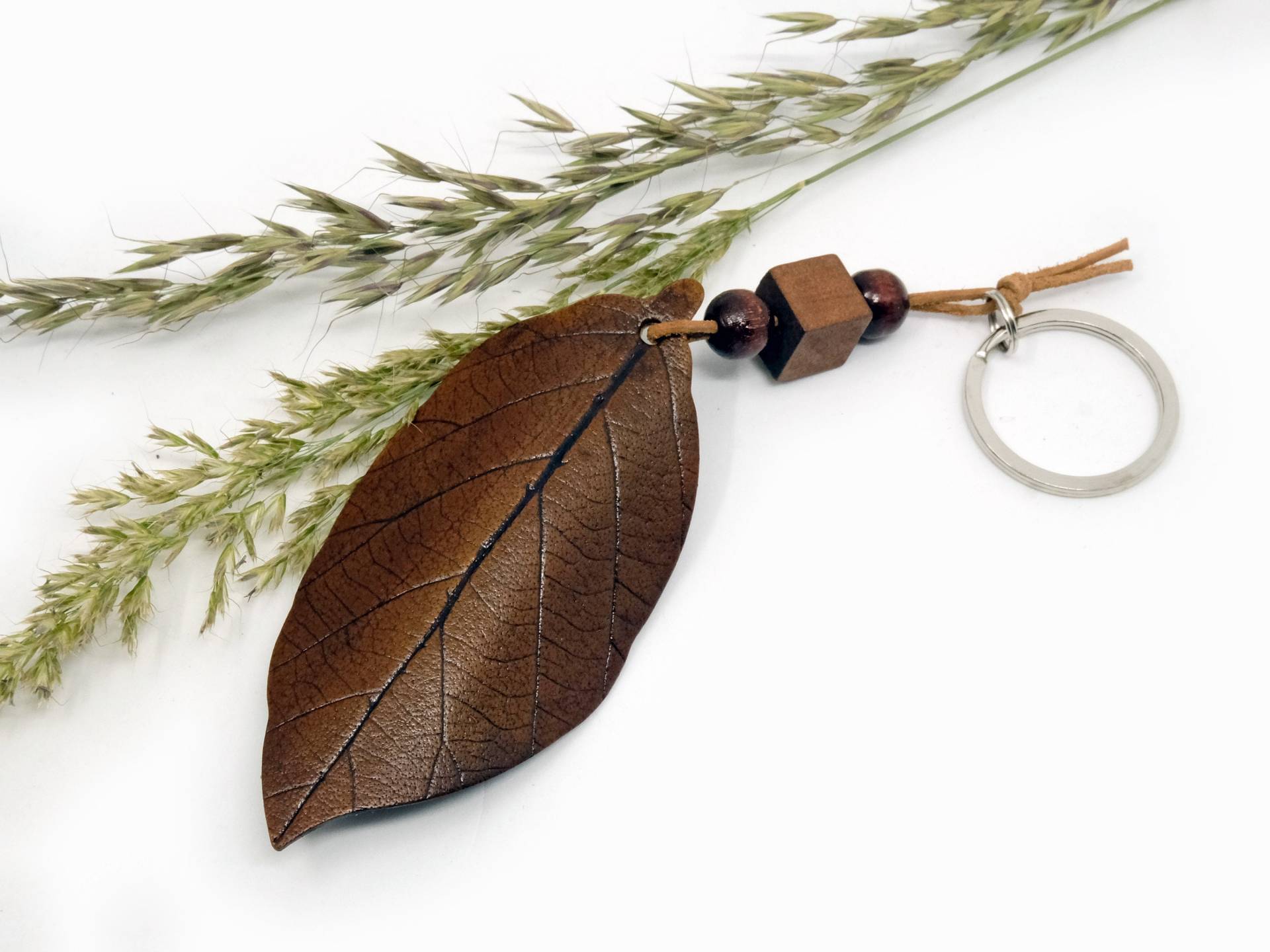 Laubblatt Schlüsselanhänger Aus Leder | Glücksbringer in Form Eines Blatts Herbstlaub Blatt Braun Geburtstagsgeschenke Unter 15 Euro Laubblatt Schlüsselanhänger Aus Leder | Glücksbringer in Form Eines Blatts Herbstlaub Blatt Braun Geburtstagsgeschenke Unter 15 Euro von LillianRaphaela
