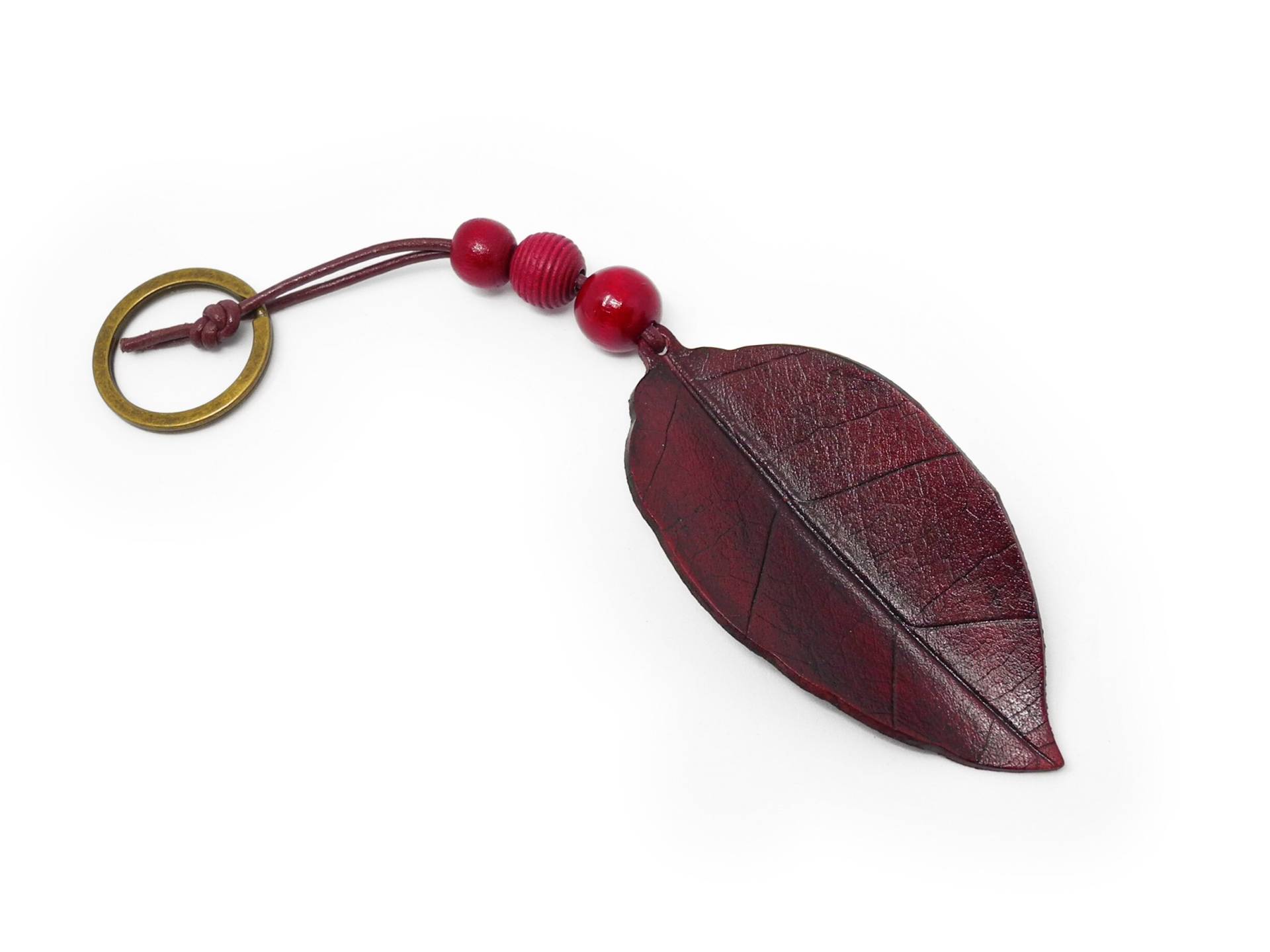 Laubblatt Schlüsselanhänger Aus Weinrotem Leder Mit Dem Originalen Abdruck Eines Echten Blatts | Herbstlaub-Taschenanhänger in Dunkelrot von LillianRaphaela