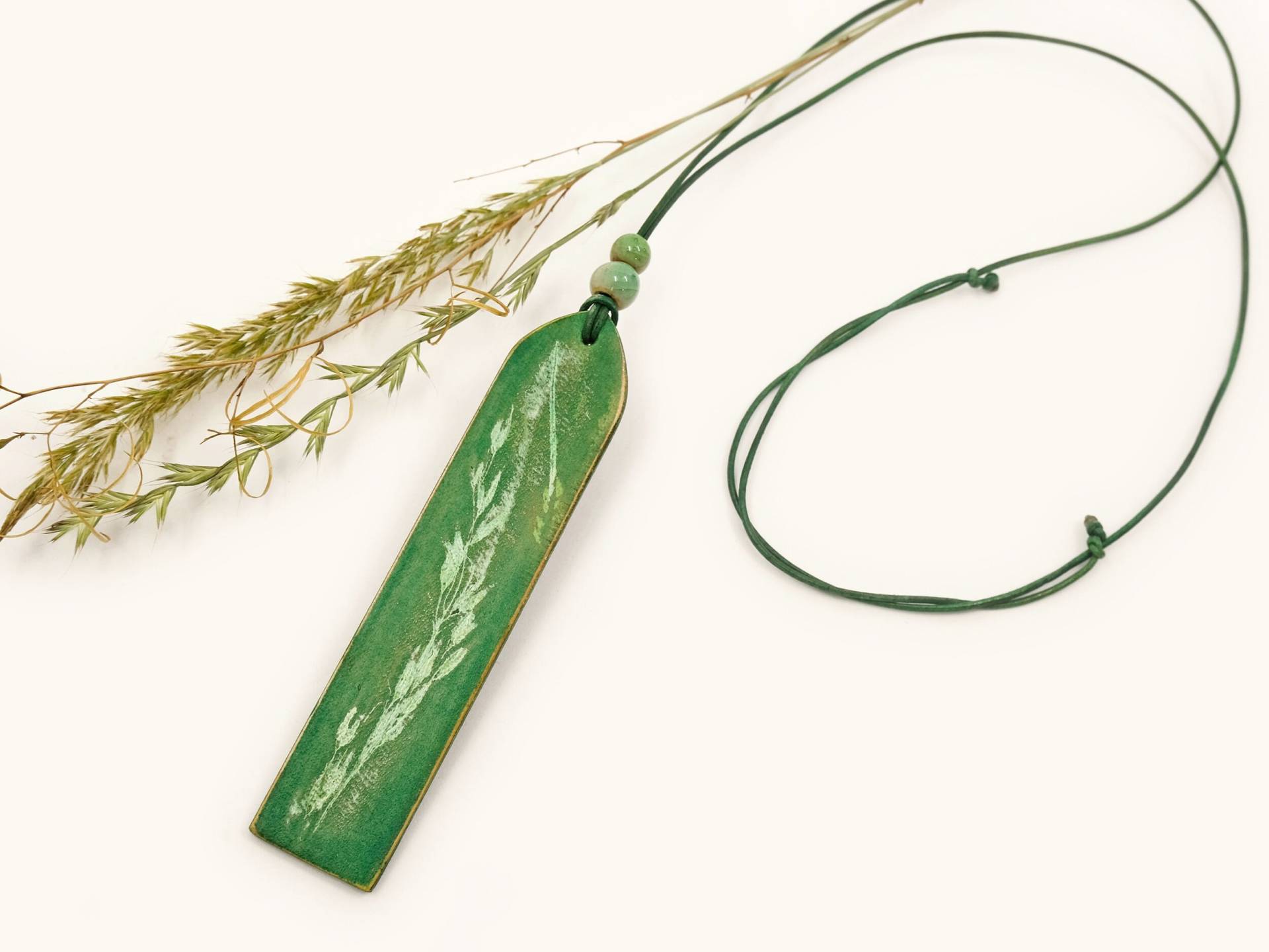 Leder-Anhänger Mit Gräser-Motiv An Lederband | Verstellbare Halskette Im Boho-Look Grüne Statement Lederkette Als Geschenk Zu Weihnachten Leder-Anhänger Mit Gräser-Motiv An Lederband | Verstellbare Halskette Im Boho-Look Grüne Statement Lederkette Als Geschenk Zu Weihnachten von LillianRaphaela