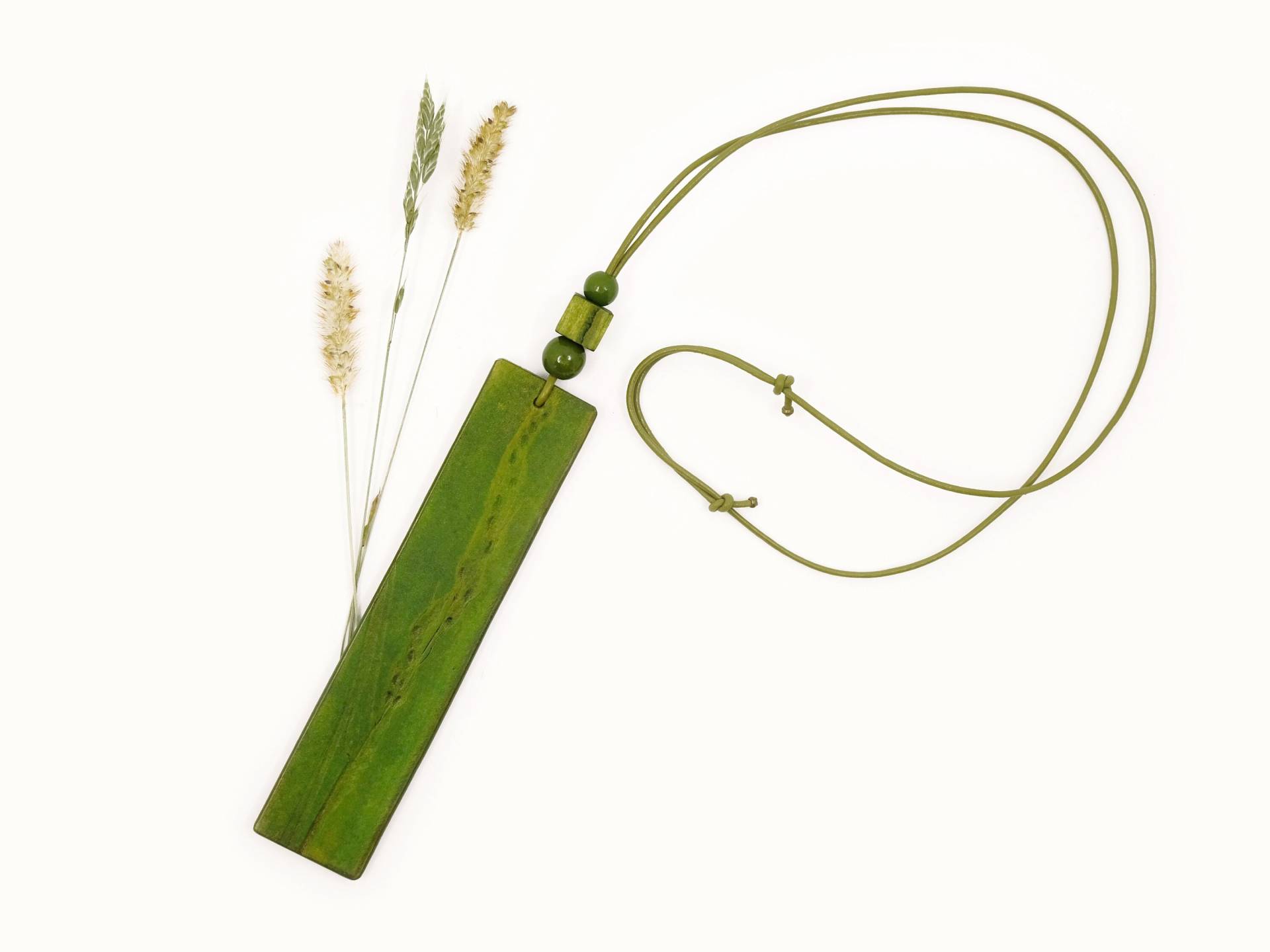 Grüne Lederkette Mit Gräser-Motiv An Lederband | Verstellbare Halskette Im Boho-Look Geschenkidee Zu Weihnachten Für Freundin Oder Frau Grüne Lederkette Mit Gräser-Motiv An Lederband | Verstellbare Halskette Im Boho-Look Geschenkidee Zu Weihnachten Für Freundin Oder Frau von LillianRaphaela
