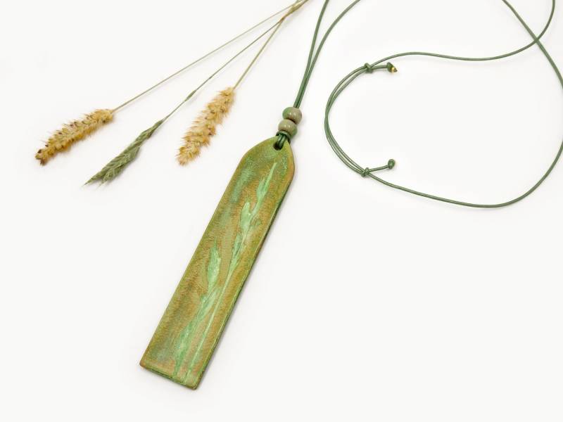 Lederkette Mit Gräser-Silhouette | Halskette Im Boho-Look Statement-Kette Längenverstellbar Salbei Grün Geschenke Zu Ostern von LillianRaphaela