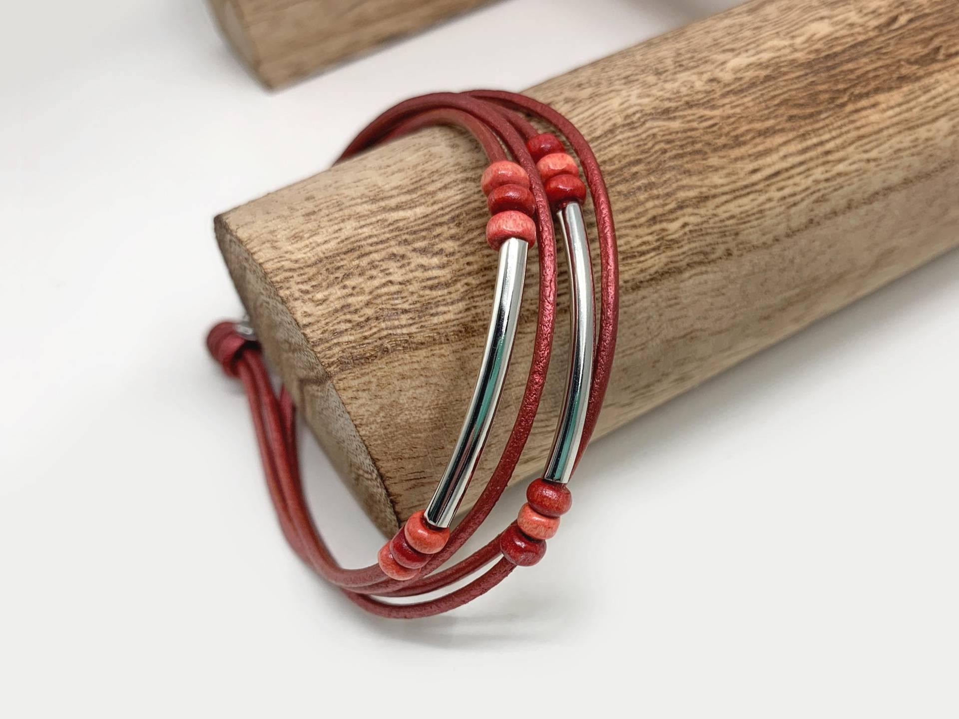 Schlichtes Zierliches Lederarmband Mit Röhrenperlen Aus Metall Und Holzperlen | Wickelarmband Im Boho-style Verspieltes Armband Leder von LillianRaphaela