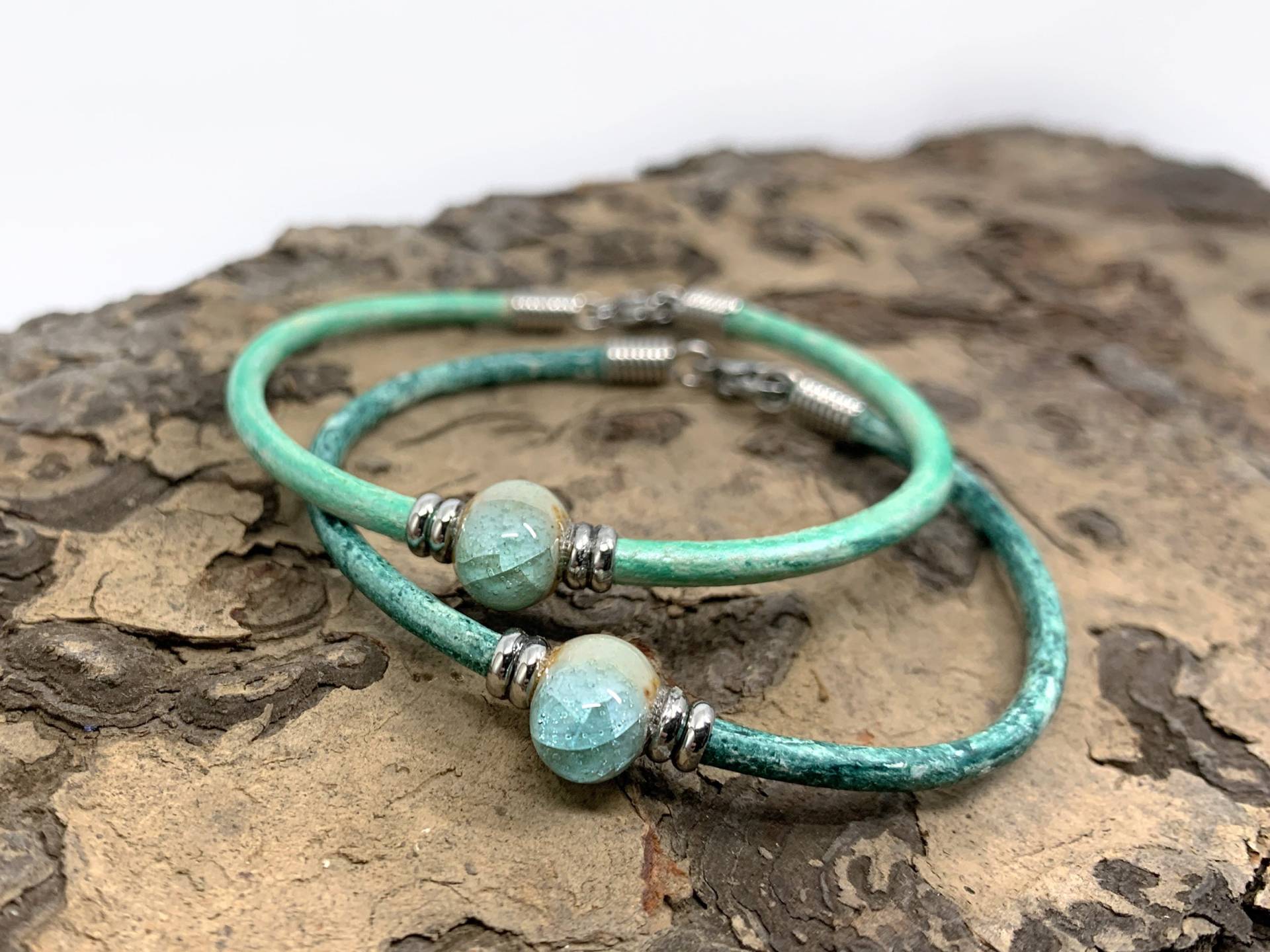 Set Aus 2 Lederarmbändern Mit Glasierter Keramikperle in Türkis | Handgemachtes Armband Im Boho Stil Geschenk Für Die Frau Oder Freundin Set Aus 2 Lederarmbändern Mit Glasierter Keramikperle in Türkis | Handgemachtes Armband Im Boho Stil Geschenk Für Die Frau Oder Freundin von LillianRaphaela