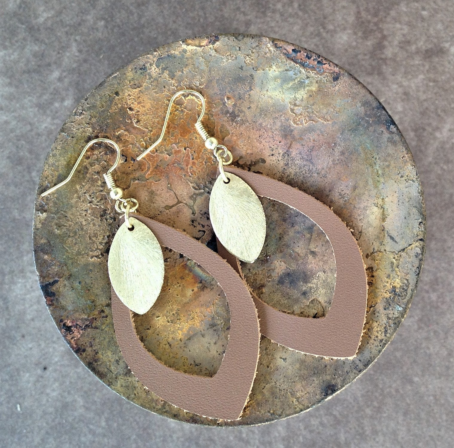 Braune Leder Blatt Ohrringe Mit Gold Marquis Akzent Perle, Ohrringe, Ausgeschnitten, Statement Geschenk Für Frauen, Leichtgewicht Braune Leder Blatt Ohrringe Mit Gold Marquis Akzent Perle, Ohrringe, Ausgeschnitten, Statement Geschenk Für Frauen, Leichtgewicht von LillieandMiley
