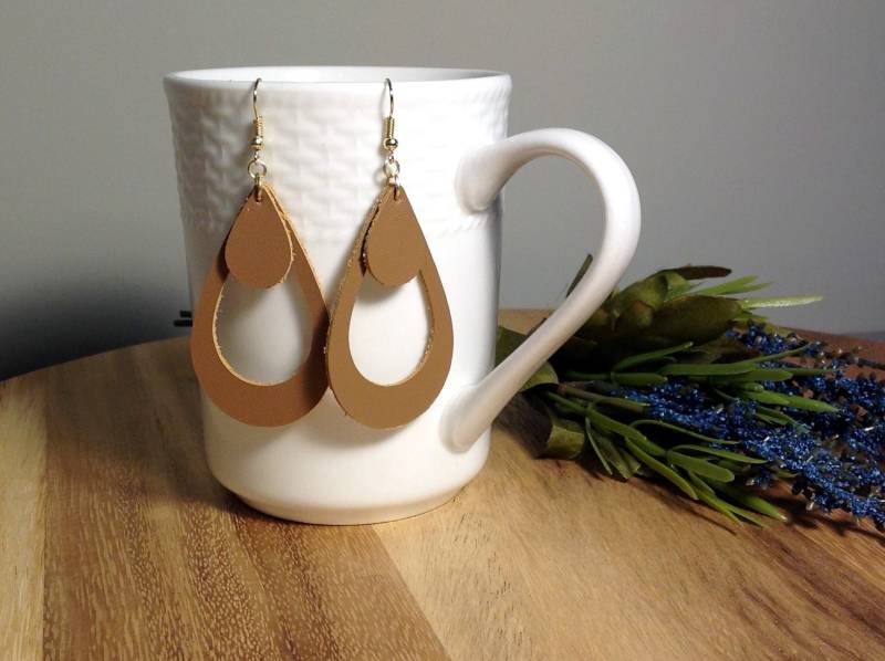 Doppellagige Braune Echtleder Teardrop Ohrringe Doppellagige Braune Echtleder Teardrop Ohrringe von LillieandMiley
