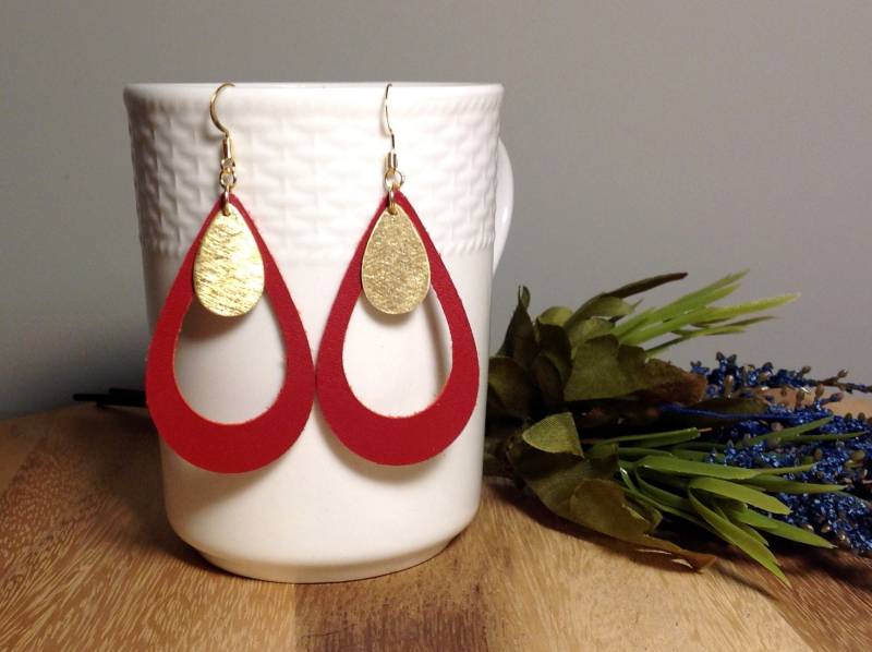 Doppellagige Rote Echtleder-Teardrop-Ohrringe Doppellagige Rote Echtleder-Teardrop-Ohrringe von LillieandMiley