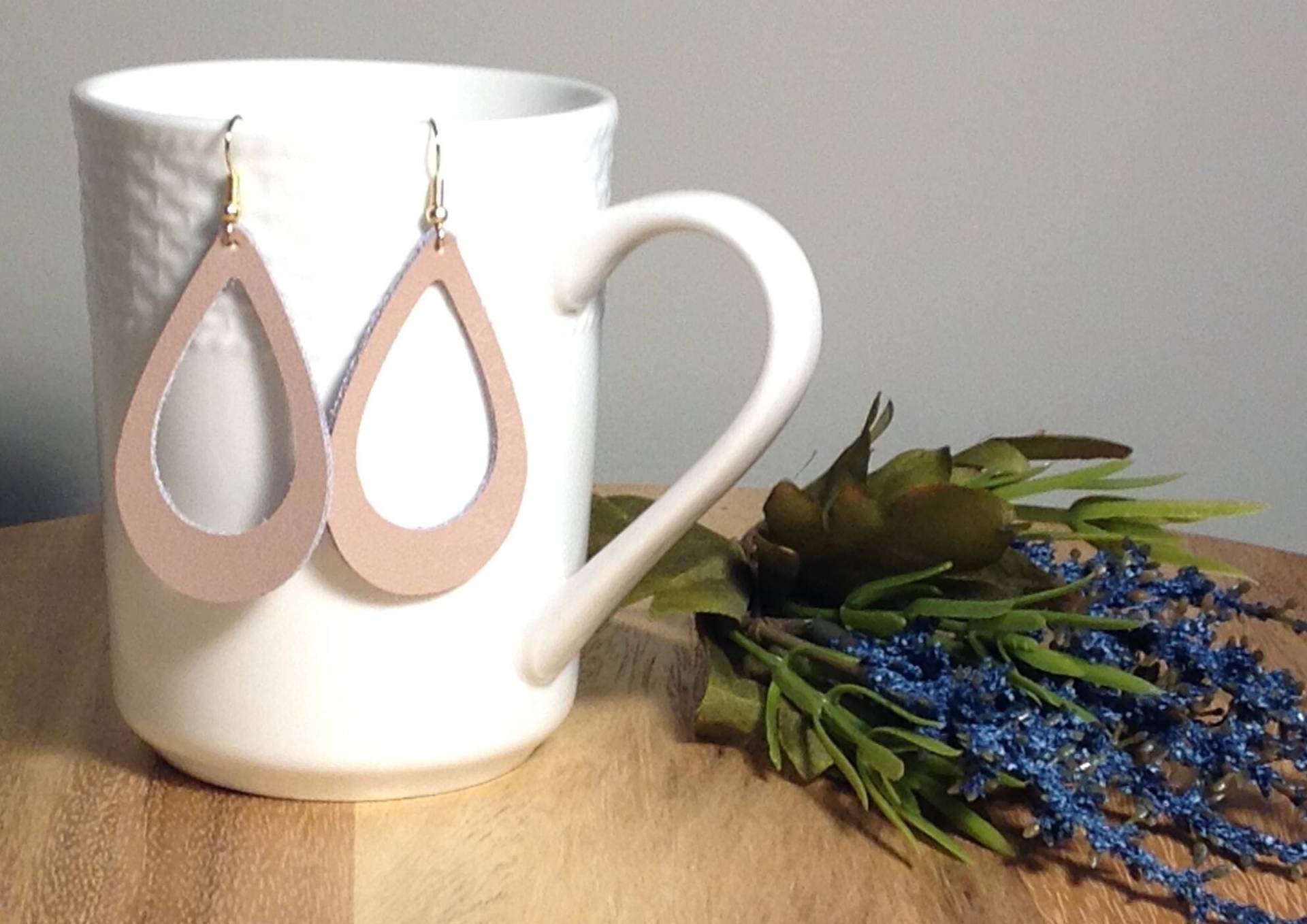 Rose Gold Leder Teardrop Ohrringe Rose Gold Leder Teardrop Ohrringe von LillieandMiley