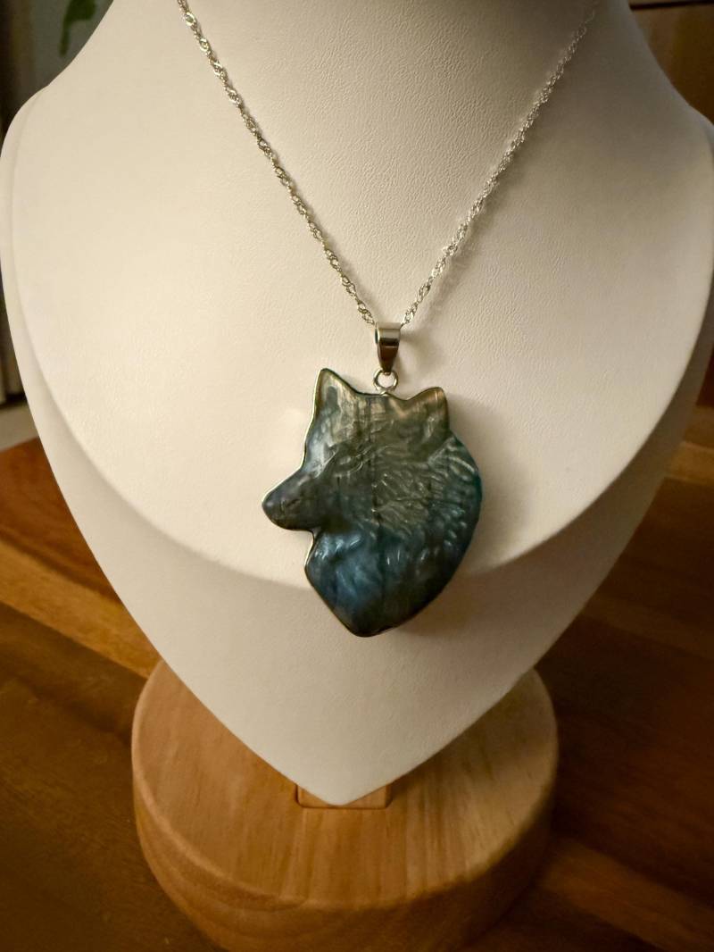 S925 Silberkette Mit Wolf-Anhänger Aus Labradorit - Blauer Flash von LillisLazuli
