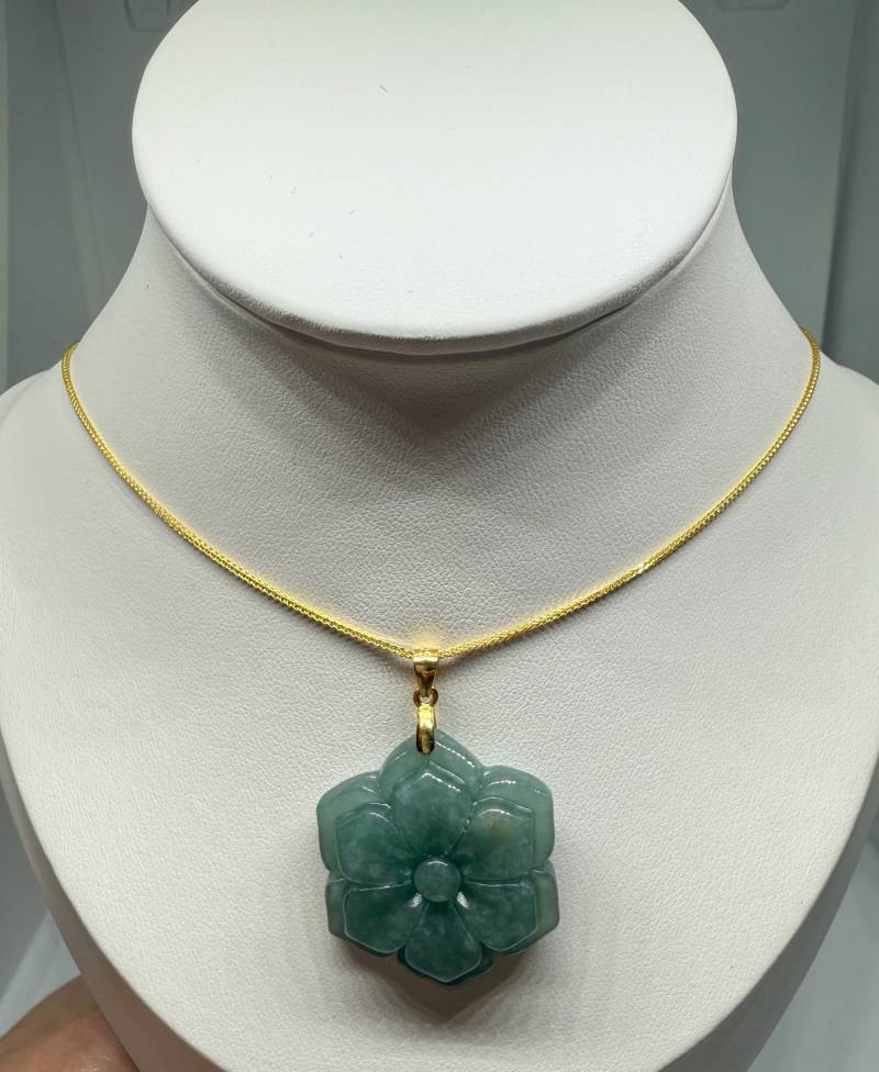 Vergoldete 925 Silberkette 45 cm Mit Jadeit-Anhänger in Blumenform von LillisLazuli