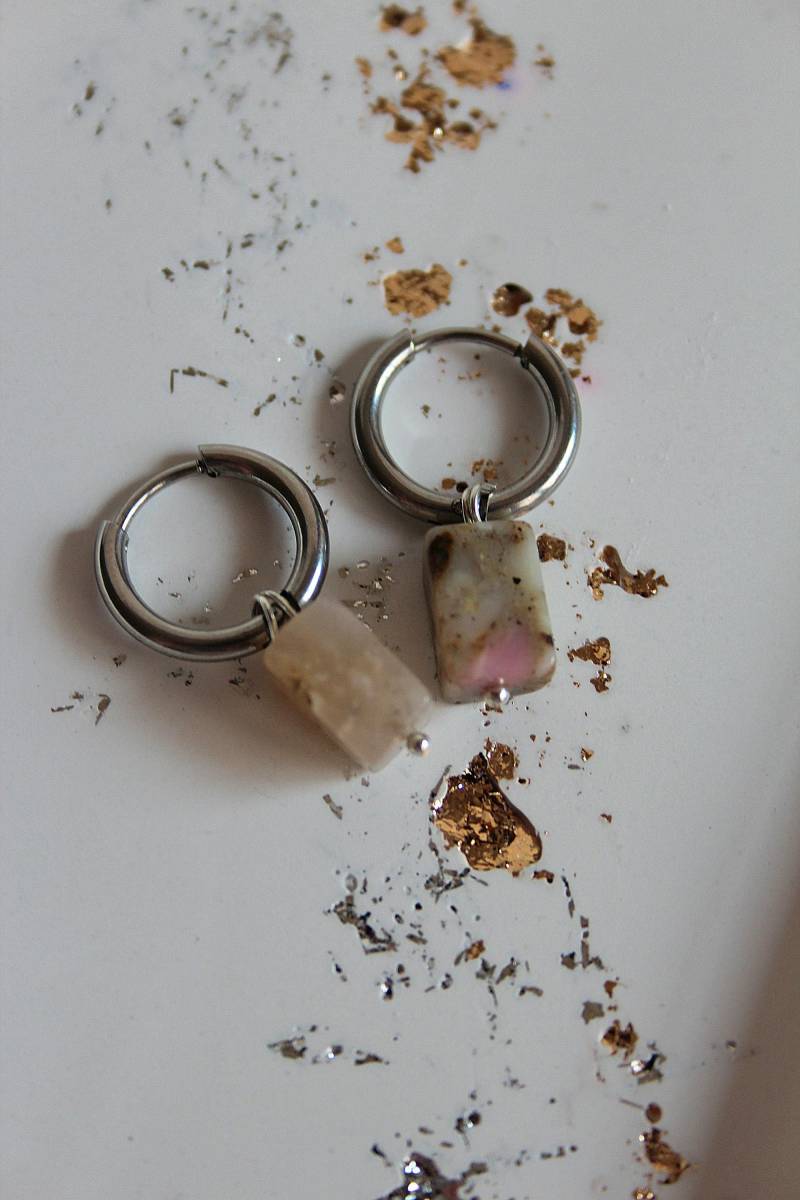 Edelstein Ohrringe Silber // Creolen Mit Anhänger Kleine Silberne Hängeohrringe Im Boho Stil Naturstein Perlen Edelstein Ohrringe Silber // Creolen Mit Anhänger Kleine Silberne Hängeohrringe Im Boho Stil Naturstein Perlen von Lillomy