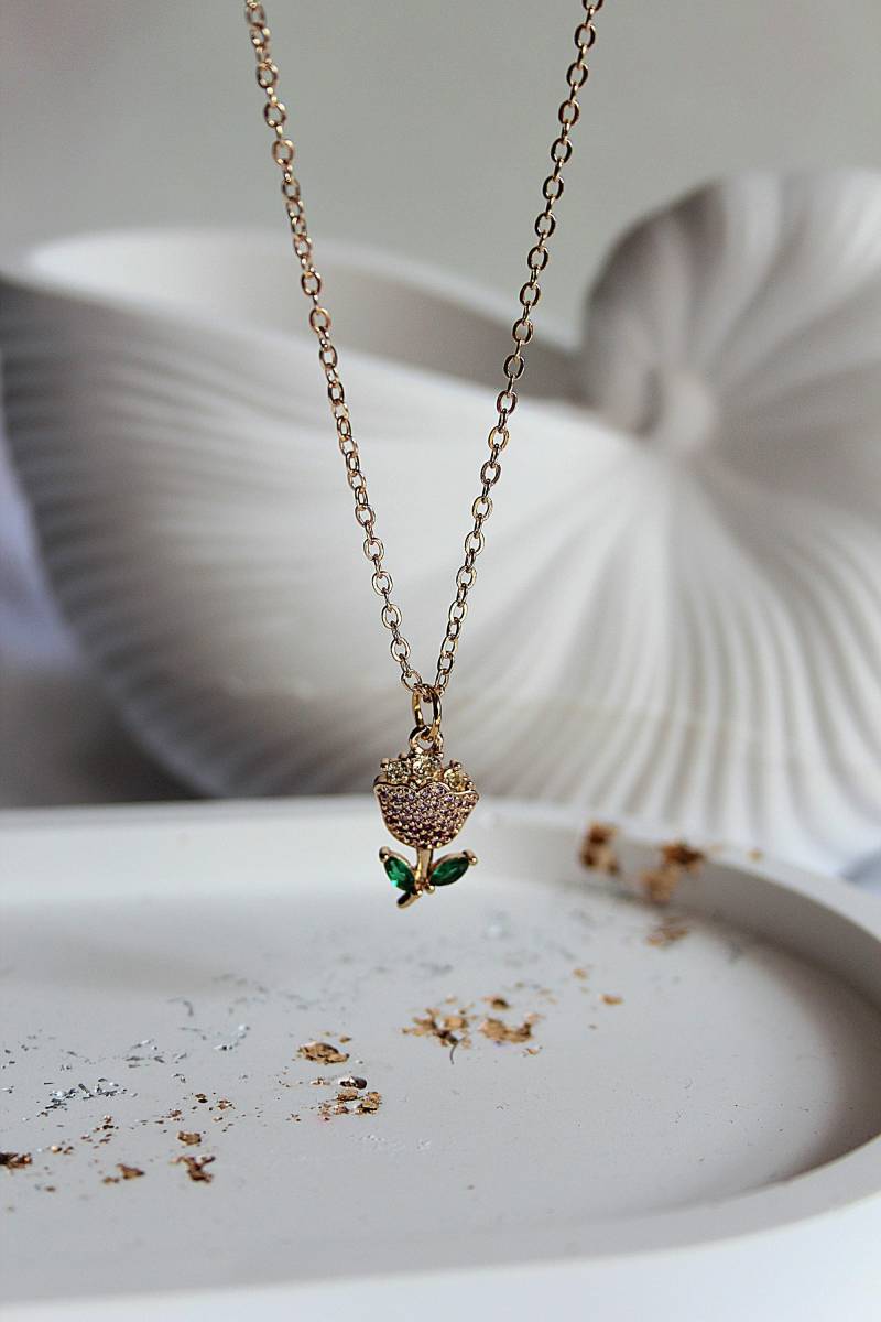 Goldkette Mit Blumenanhänger 18K Vergoldet // Wasserfeste Lange Kette Anhänger Zierliche Halskette Blumenkette Im Boho Style von Lillomy