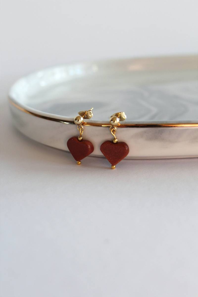 Herzohrringe in Gold Mit Naturstein/Zierliche Ohrstecker Vergoldet Herzanhänger Hängeohrringe Im Bohostil von Lillomy