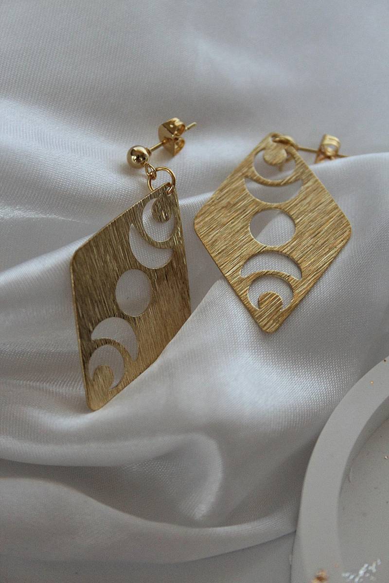 Ohrringe Mondanhänger Gold // Goldene Ohrstecker Mit Großen Anhängern Mondphasen Große Hängeohrringe Im Boho Style Mondohrringe Ohrringe Mondanhänger Gold // Goldene Ohrstecker Mit Großen Anhängern Mondphasen Große Hängeohrringe Im Boho Style Mondohrringe von Lillomy