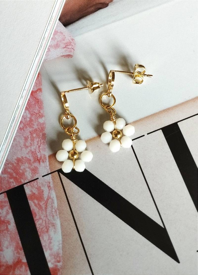 Ohrstecker Blumen Gold // Kleine Zierliche Blumenohrringe Im Boho Stil Perlenohrringe Weiß Blümchenohrringe 24K Vergoldet Ohrstecker Blumen Gold // Kleine Zierliche Blumenohrringe Im Boho Stil Perlenohrringe Weiß Blümchenohrringe 24K Vergoldet von Lillomy