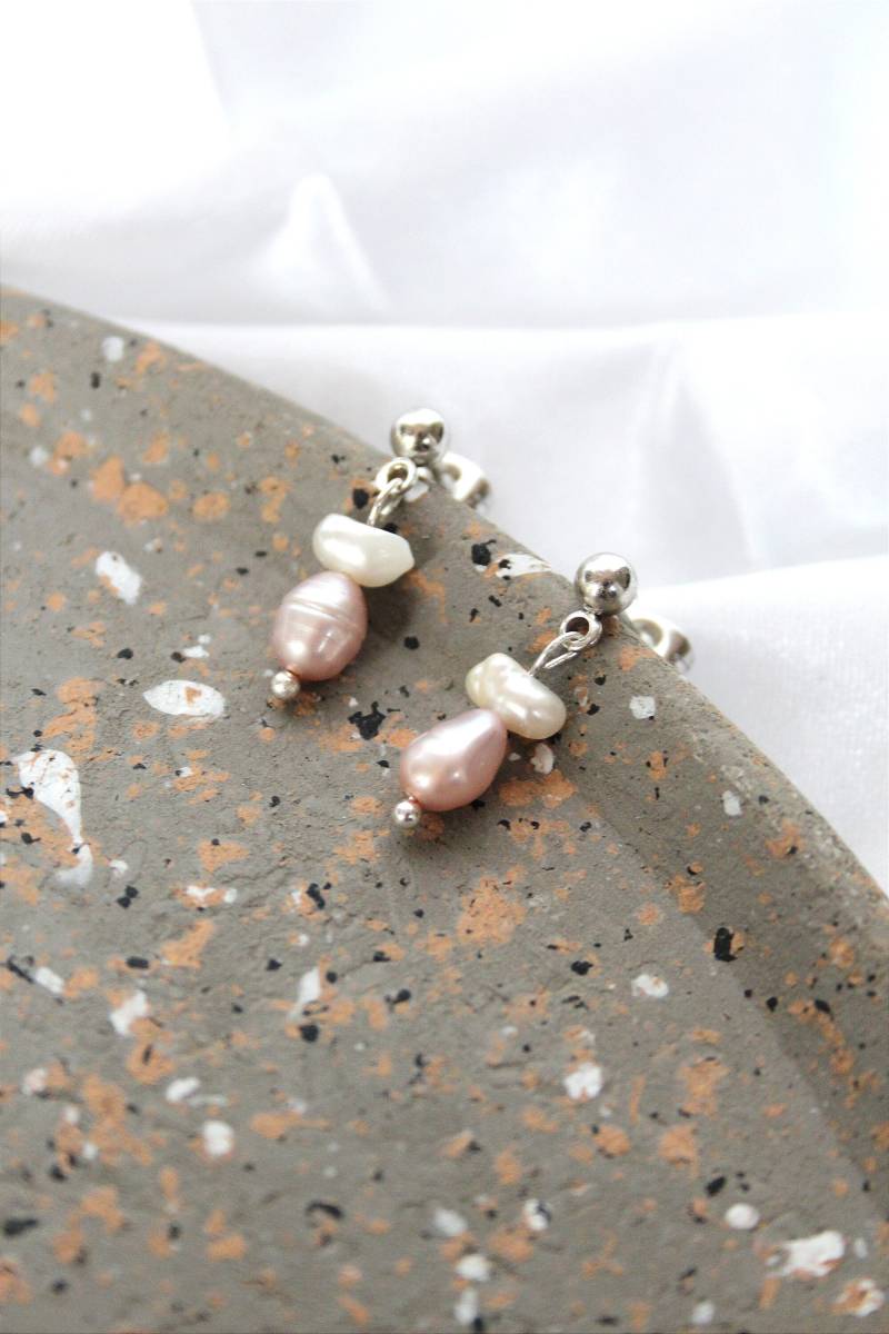 Ohrstecker Süßwasserperlen Rosa // Silberne Kleine Edle Zierliche Perlenohrringe Boho Hängeohrringe Geschenk Frau von Lillomy