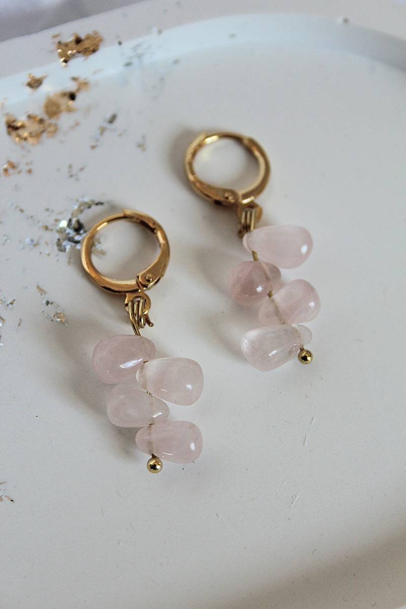 Rosenquarz Ohrringe Gold // Hängeohrringe Aus Edelstahl 18K Vergoldet Mit Edelsteinen Zierliche Boho Naturstein von Lillomy