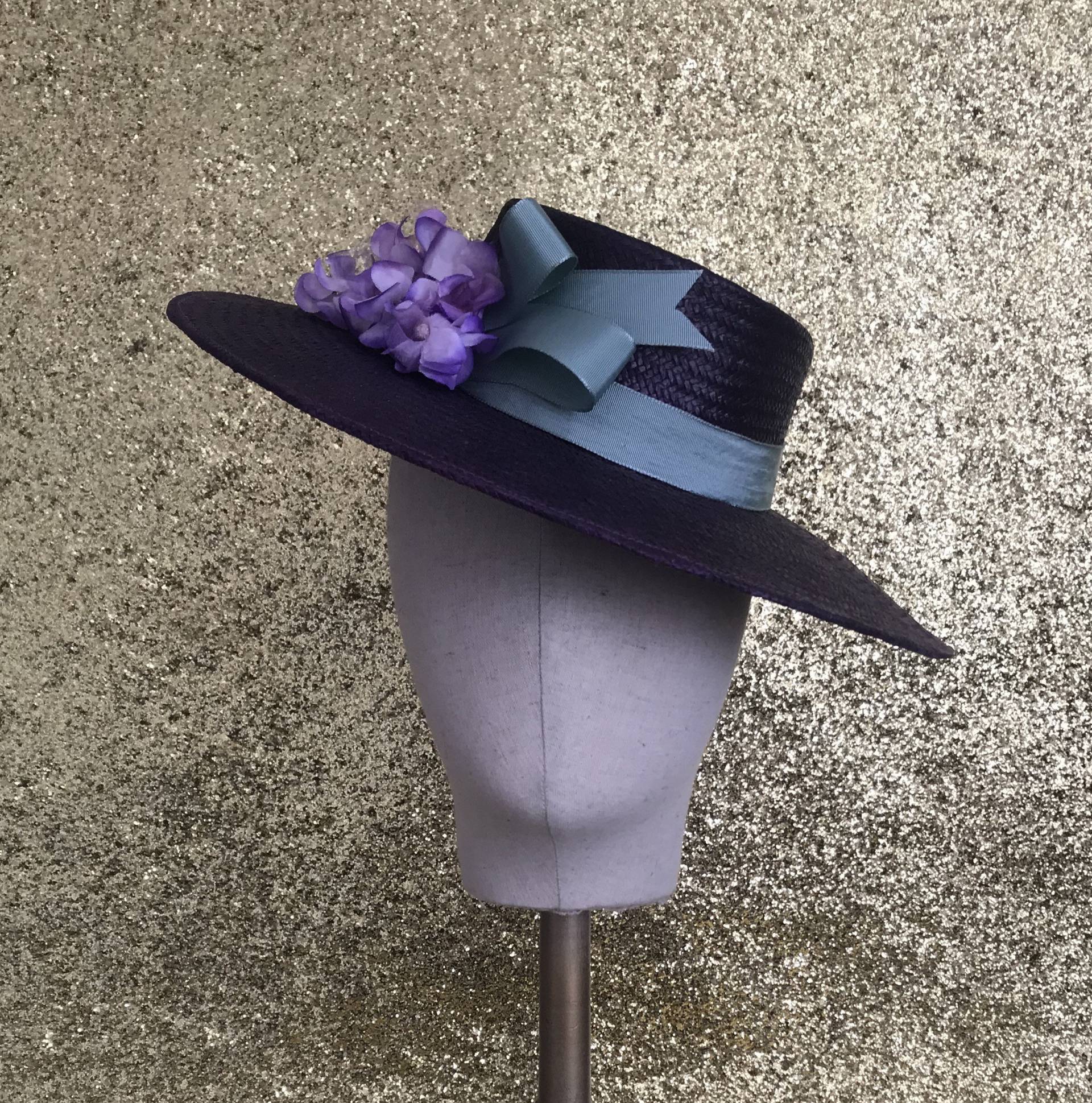 Vintage 1940Er Jahre Inspirierter Sonnenhut Aus Stroh Mit Breiter Krempe Im Boater Stil - Auf Bestellung Vintage 1940Er Jahre Inspirierter Sonnenhut Aus Stroh Mit Breiter Krempe Im Boater Stil - Auf Bestellung von LillyLewisMillinery