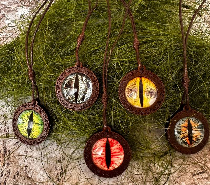 Drachenauge Holz Glas Amulett Medaillon Halskette Anhänger Handarbeit Magie Hexen Zauberer Larp Kostüm Cosplay Handmade Schmuck Drachenauge Holz Glas Amulett Medaillon Halskette Anhänger Handarbeit Magie Hexen Zauberer Larp Kostüm Cosplay Handmade Schmuck von LillyMaeDesign